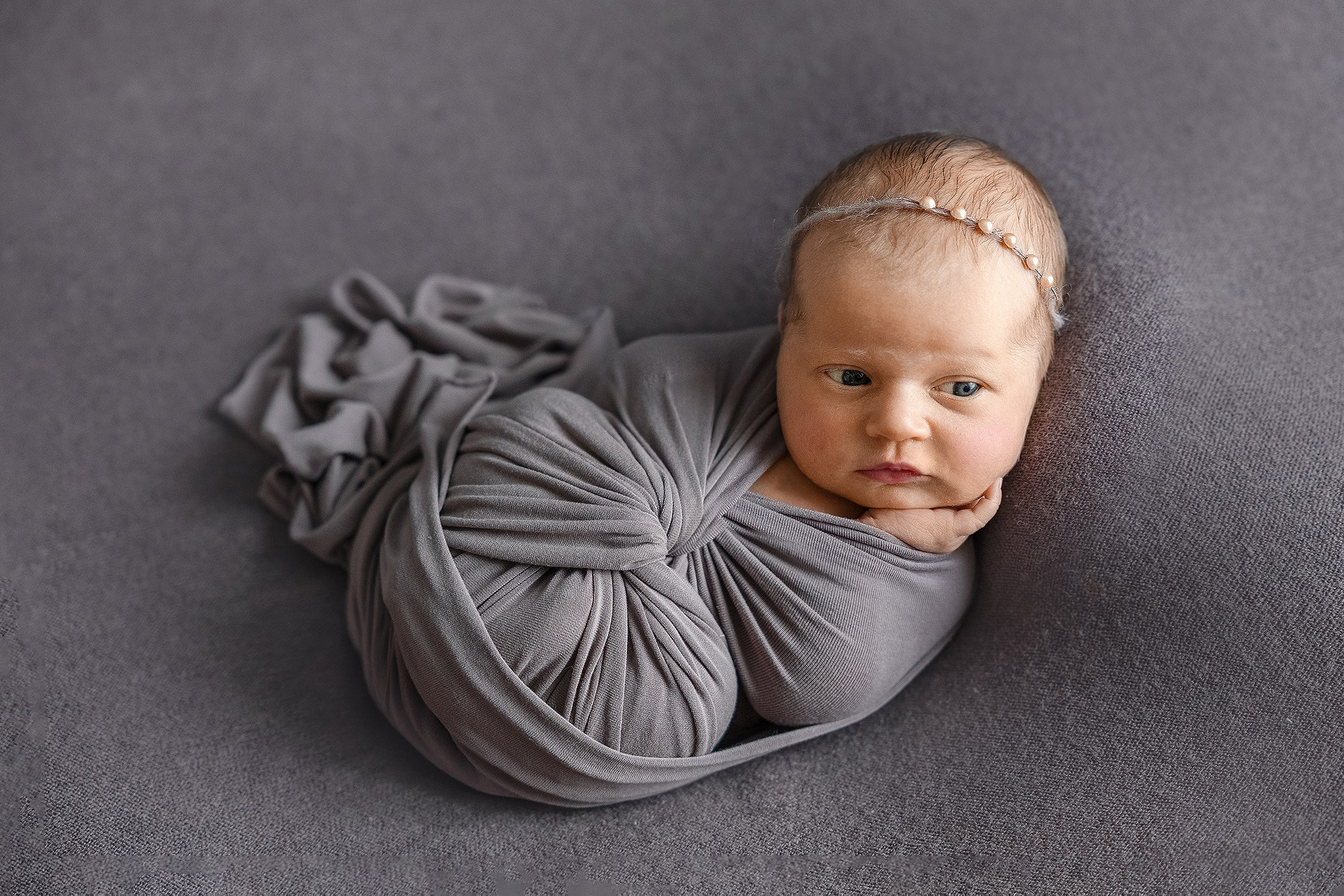 Редкий кадр: малыш во время ньюборн фотосессии с открытыми глазками.