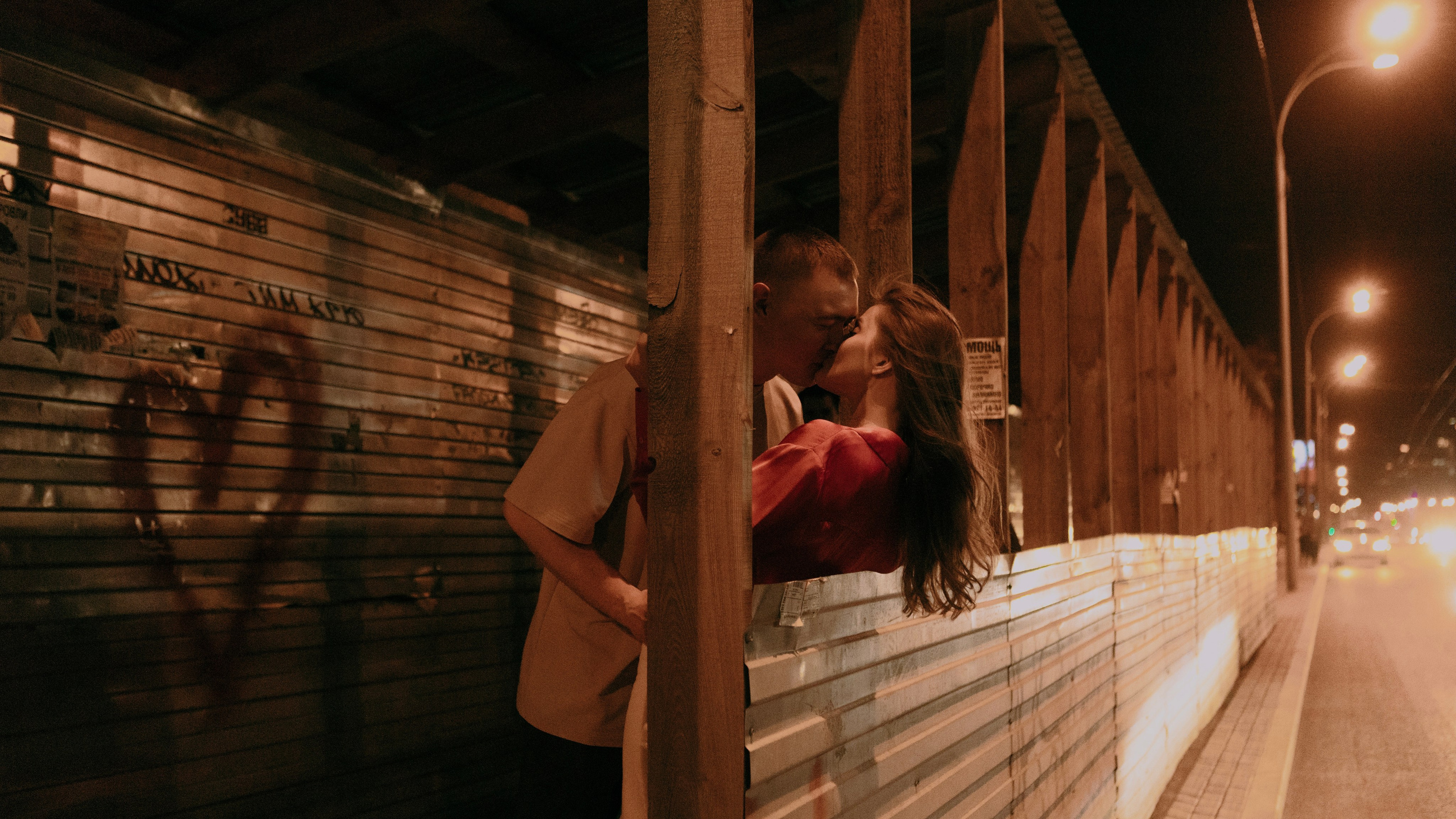 Лавстори парная фотосессия на улице прогулочная съемка