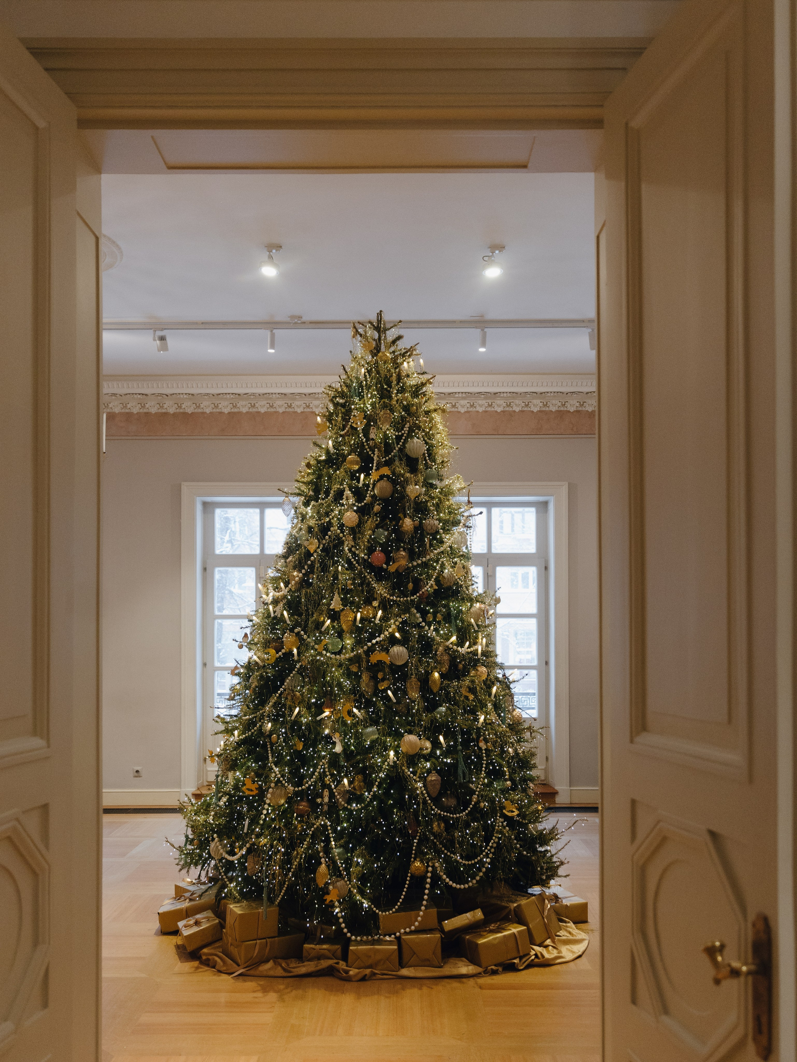 NUANCE — Ёлка. Destination wedding photographer Mary Korenchuk