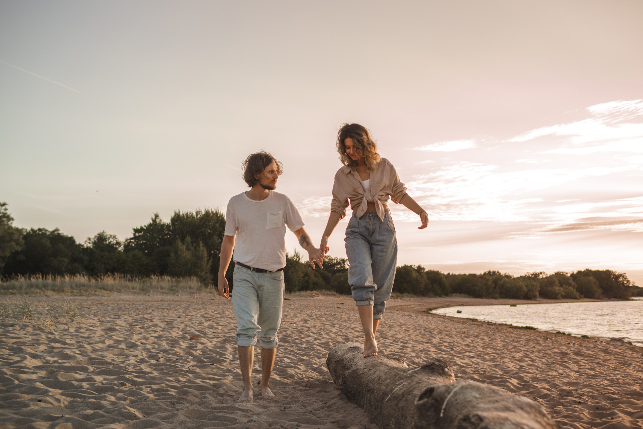 Фотосессия пары на закате. Свадебный фотограф Кирилл Белый