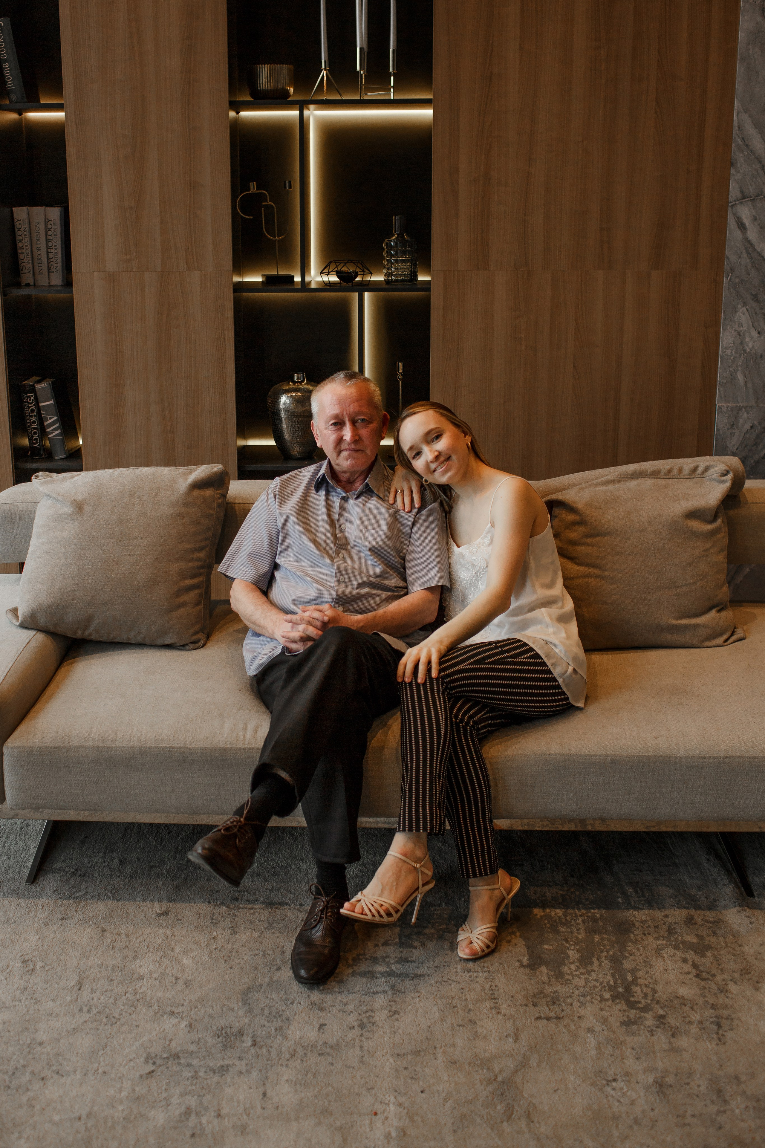 Семейная фотосессия в Москве: дочка обнимает папу, они держатся за руки.