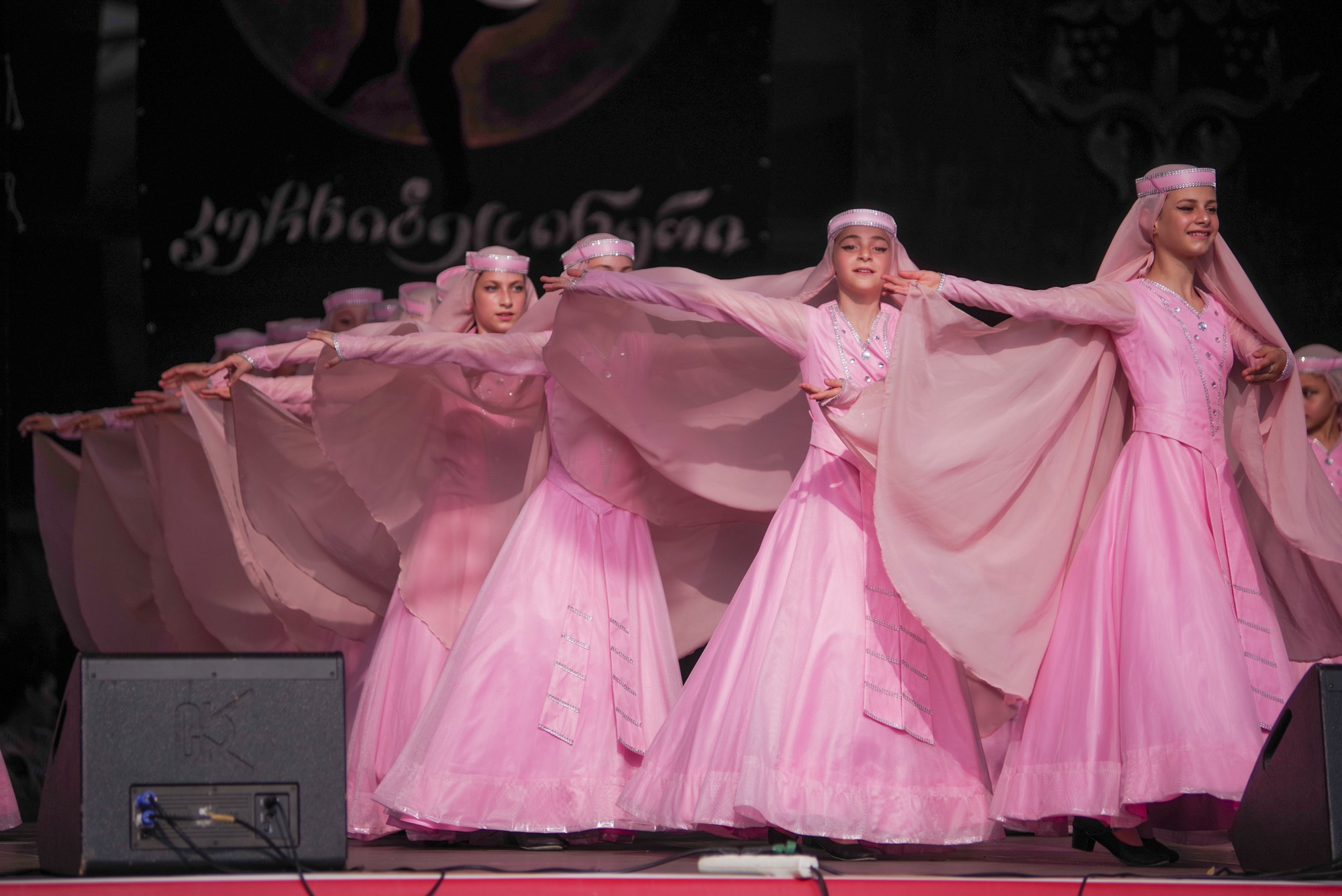 Грузинский танец. Портретный фотограф Денис Милютин