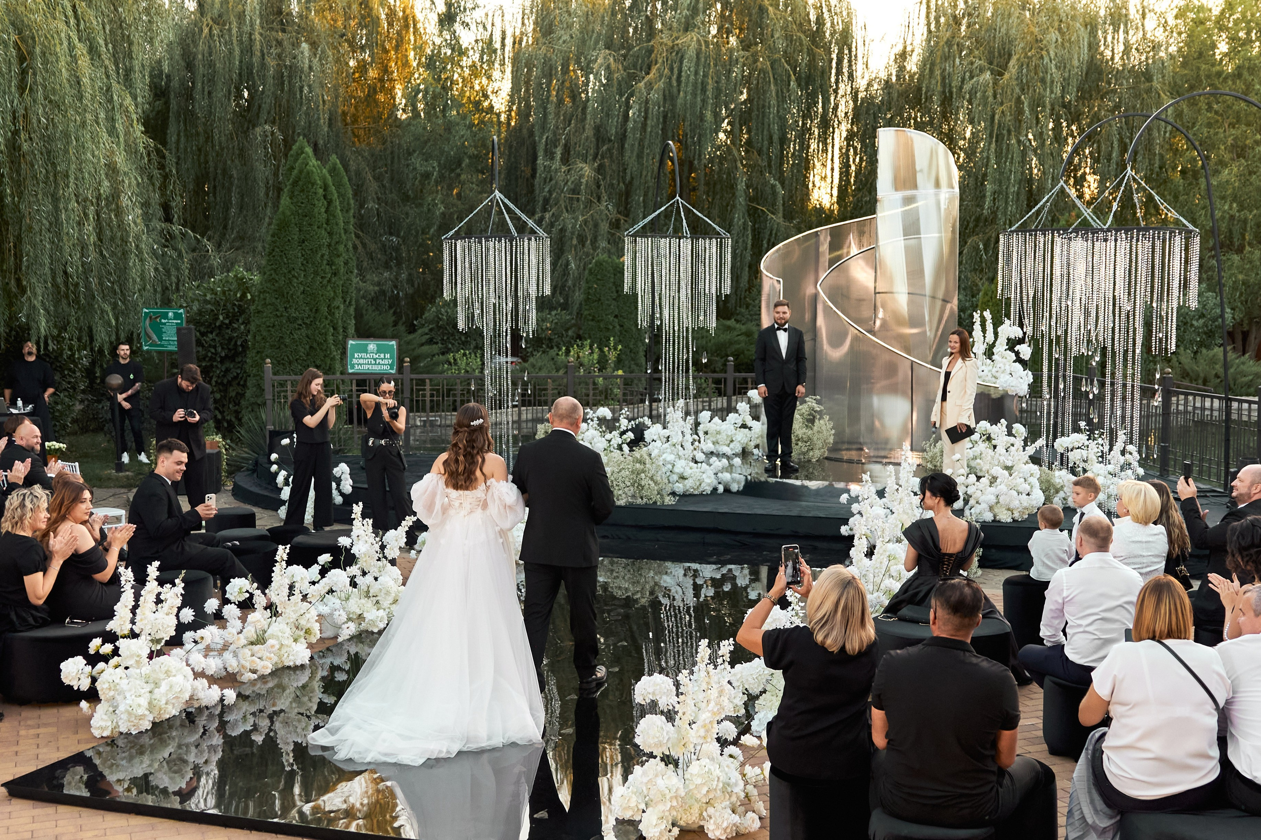 Свадьба с искусственным интеллектом в Усадьбе фамилии от ТВИНС СТУДИО лучших фотографов Краснодара. ТВИНС СТУДИО — лучшие свадебные фотографы и видеографы в Краснодаре