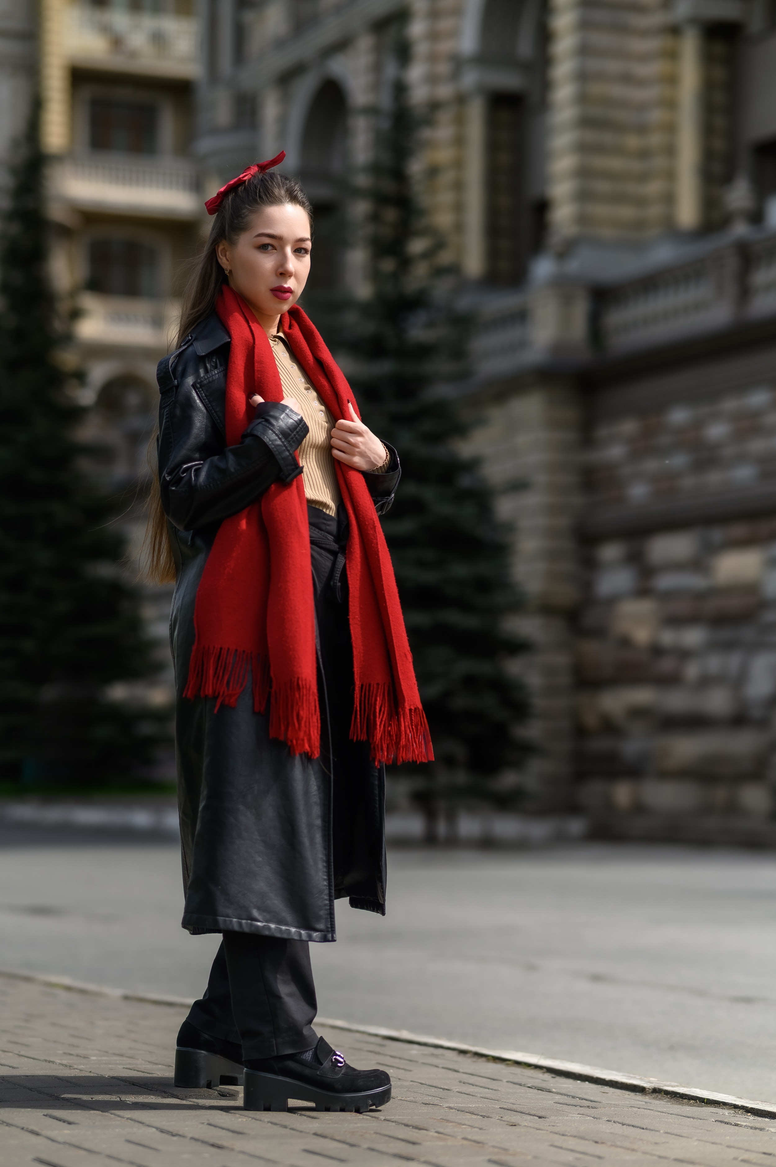 Уникальные кадры на фоне здания в Казани