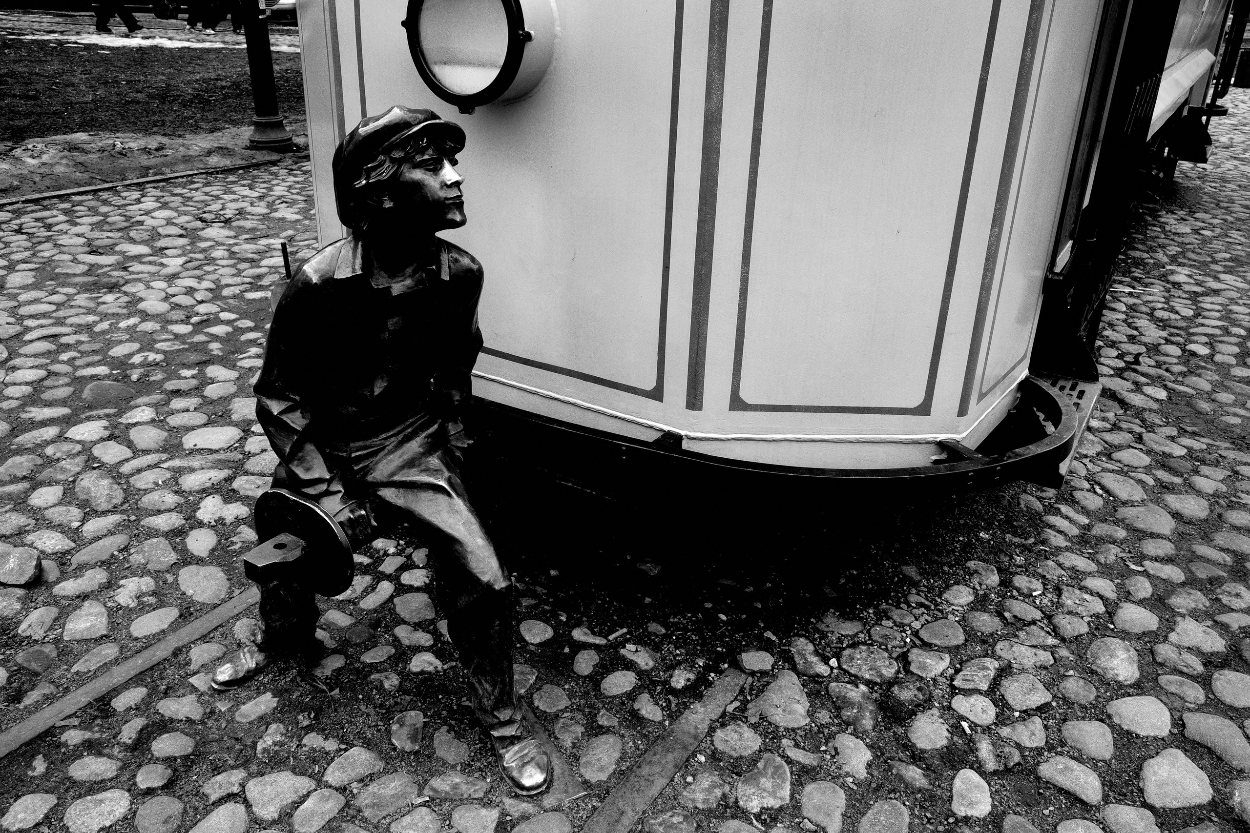 Скульптура мальчика на сцепке трамвая в Выборге