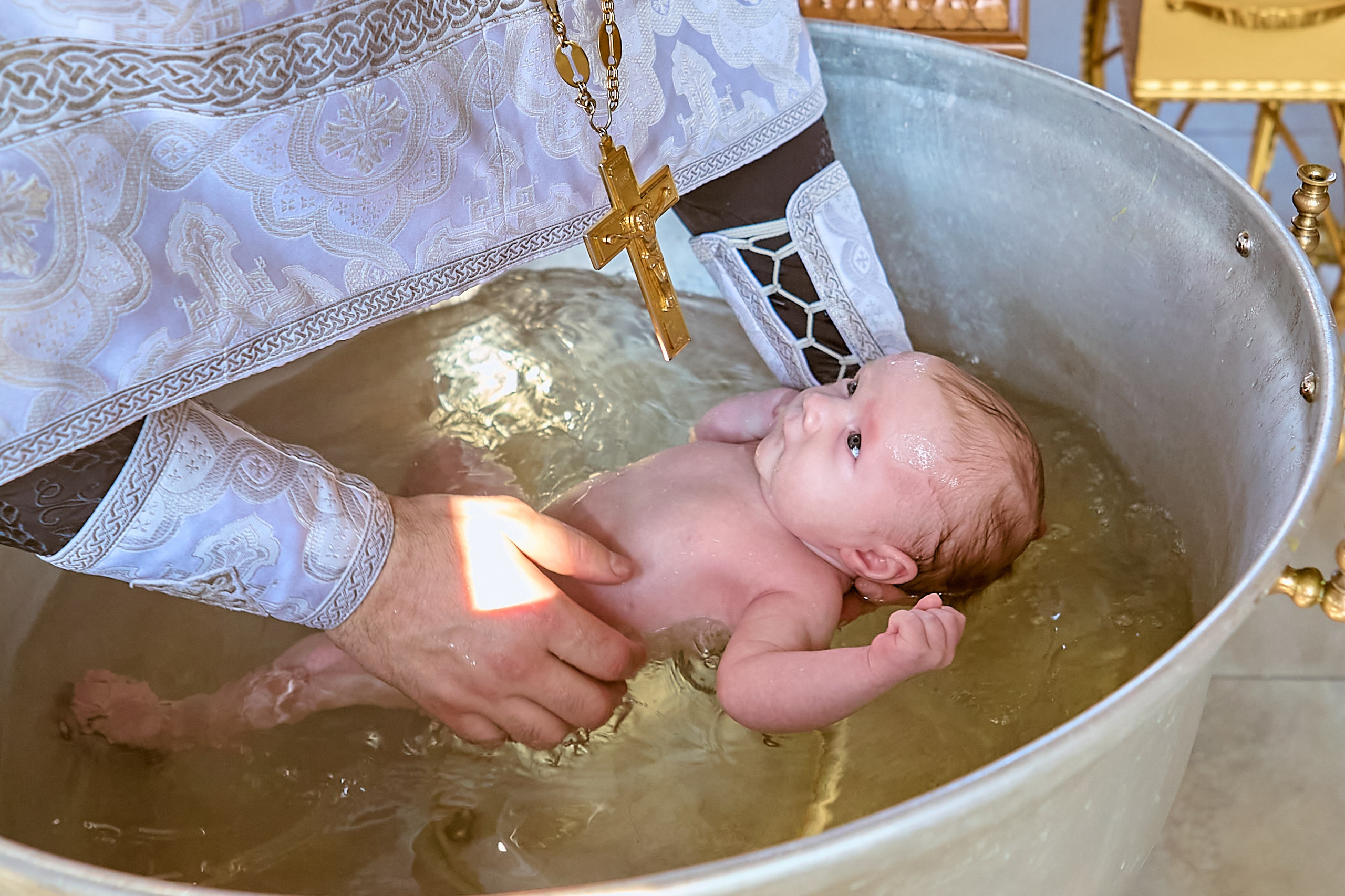 Обряд купания в купели крещения фото Николая Голованова