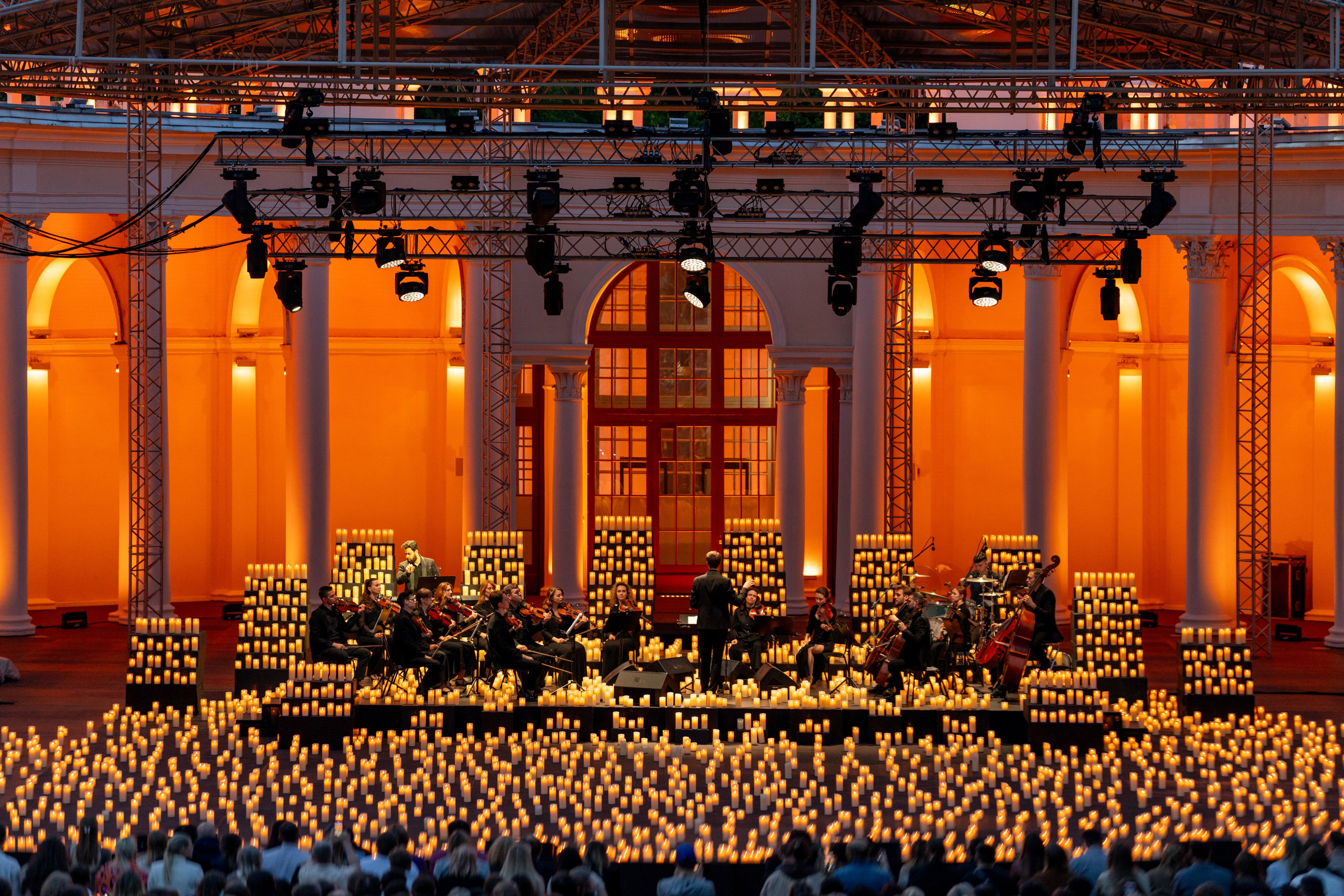 Симфонический оркестр Lumisfera при свечах. Фотограф Никита Комаров