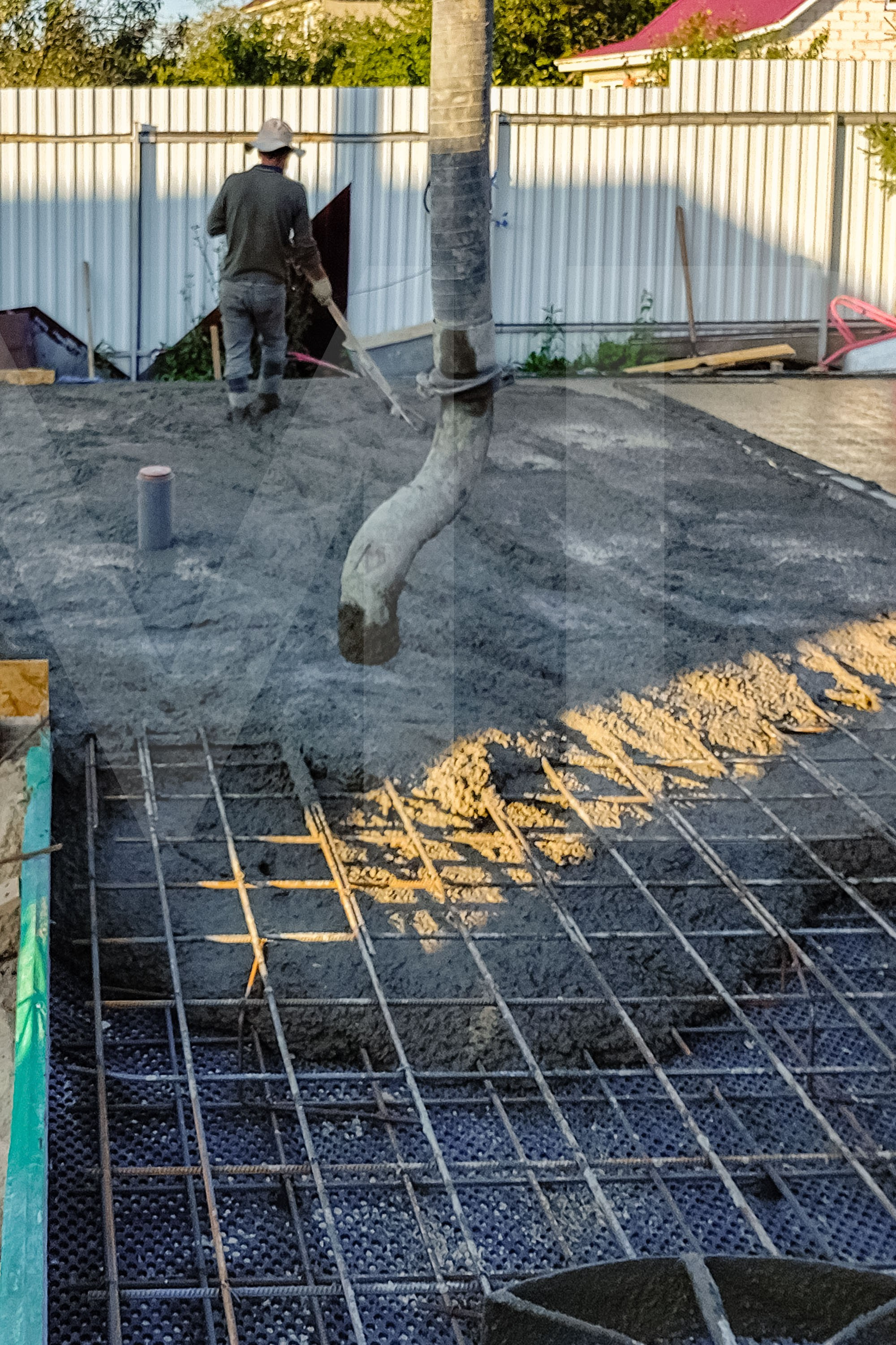 Заливка бетонной плиты фундамента питомника 