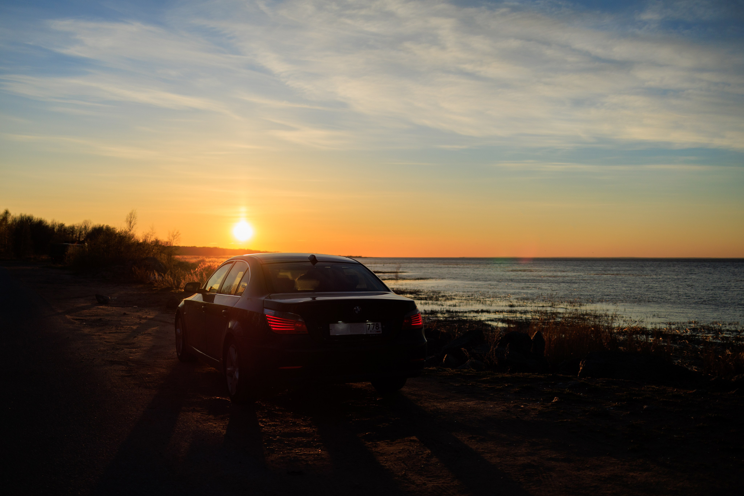 Мужская фотосессия с BMW E60 на закате в СПб | Роман Карбышев