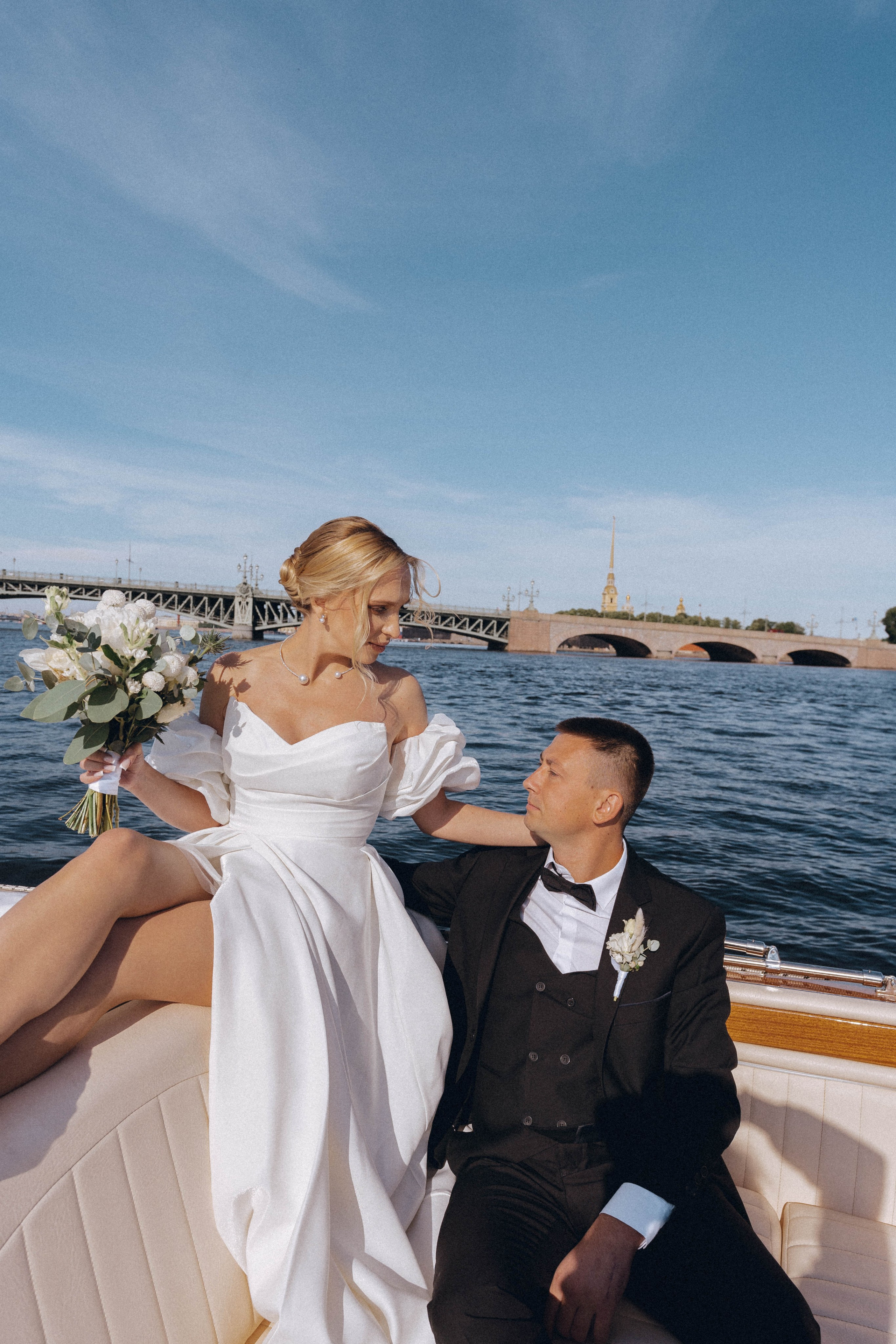 СВАДЕНБНАЯ СЬЕМКА НА КАТЕРЕ ПО КАНАЛАМ САНКТ-ПЕТЕРБУРГА И В АКВАТОРИИ НЕВЫ. Профессиональный фотограф, Санкт-Петербург — Виктория Богомолова