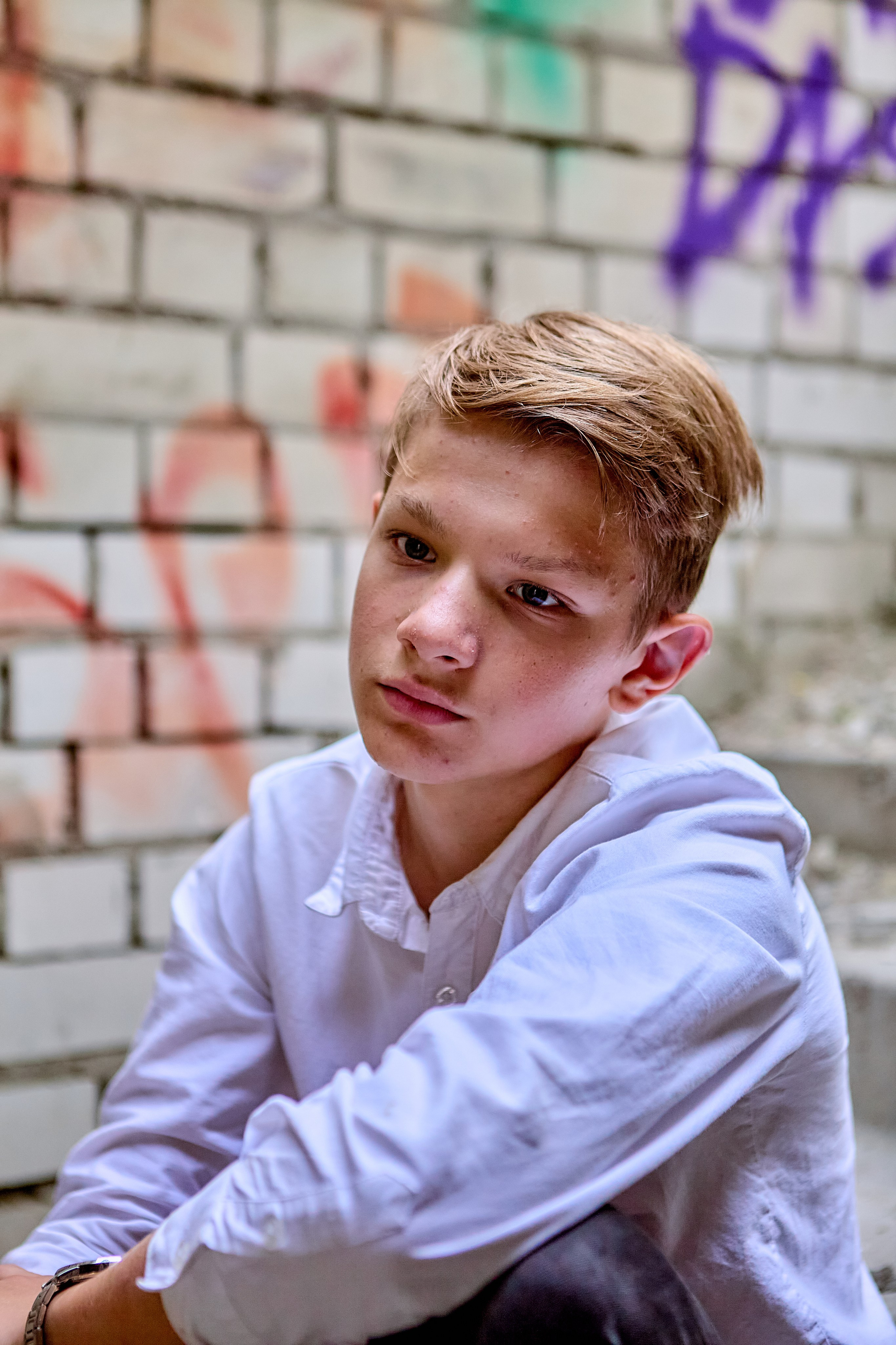 Стильная фотосессия для учащихся студентов в заброшенном здании