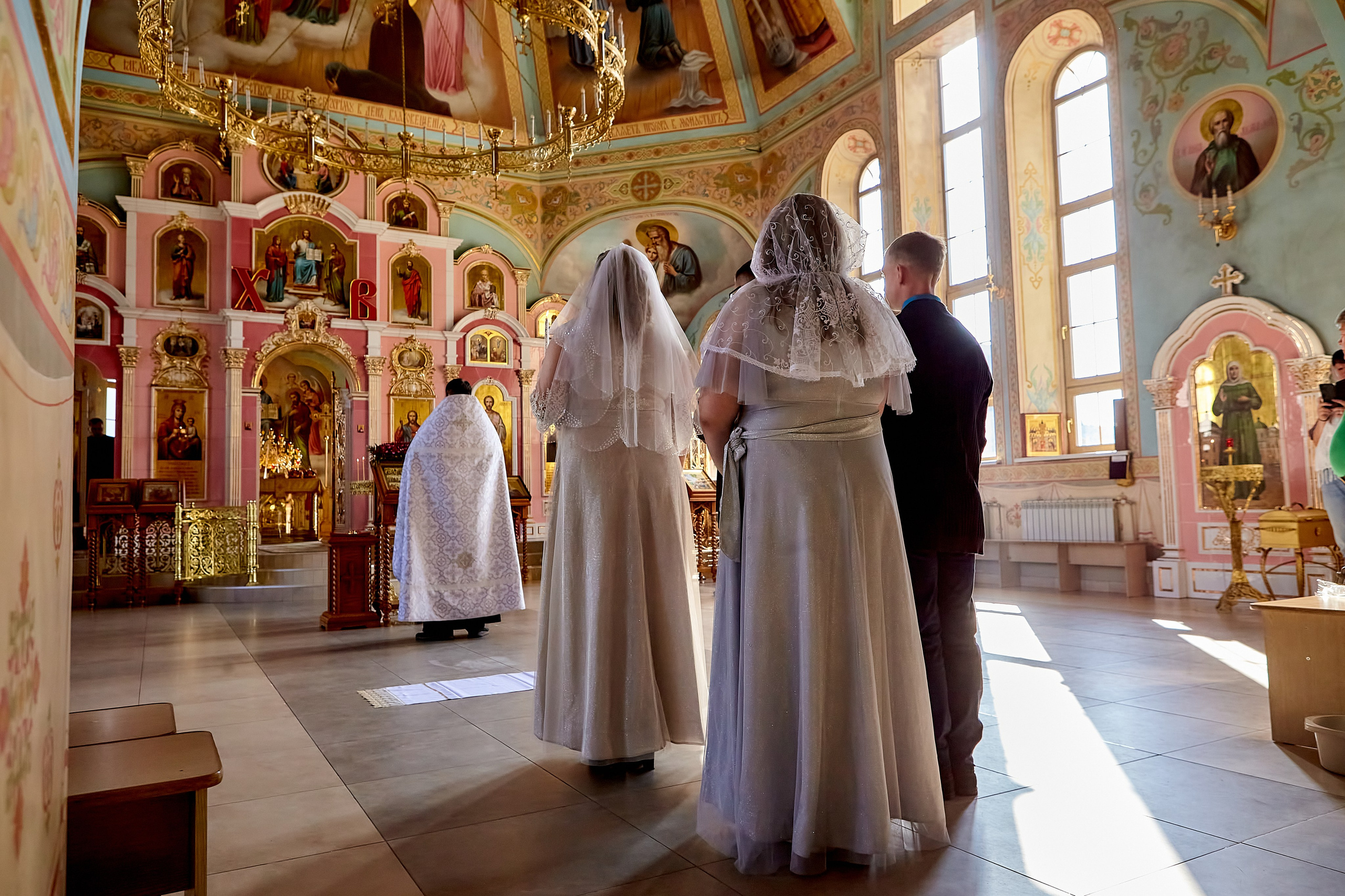 Общий вид храма со свиделями и молодыми на венчании Фотограф таинства Венчания Дзержинск Нижний Новгород