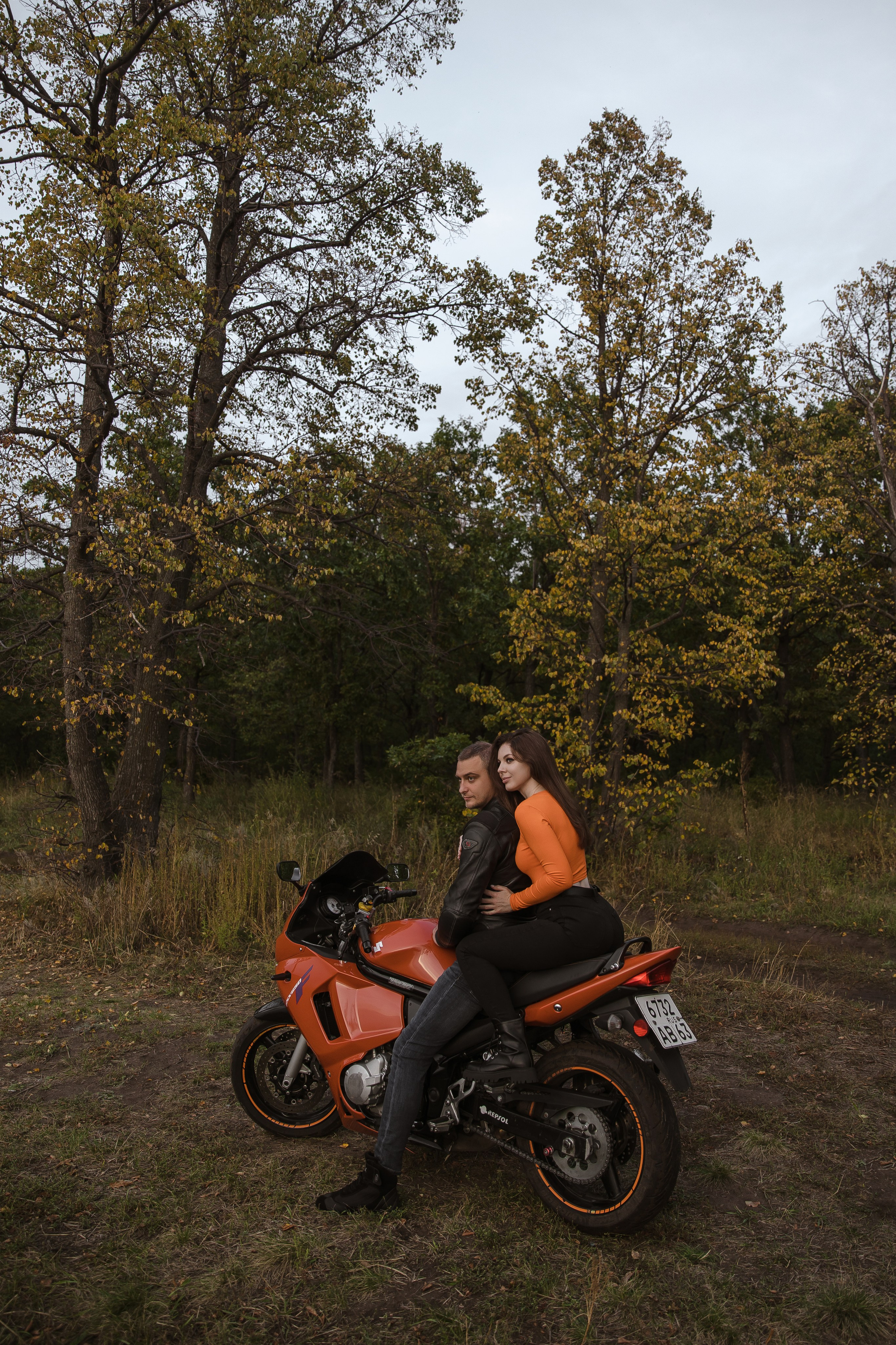 Фотосессия лавстори с мотоциклом на природе. Свадебный и семейный фотограф в Самаре и Тольятти | Елена Топанцева