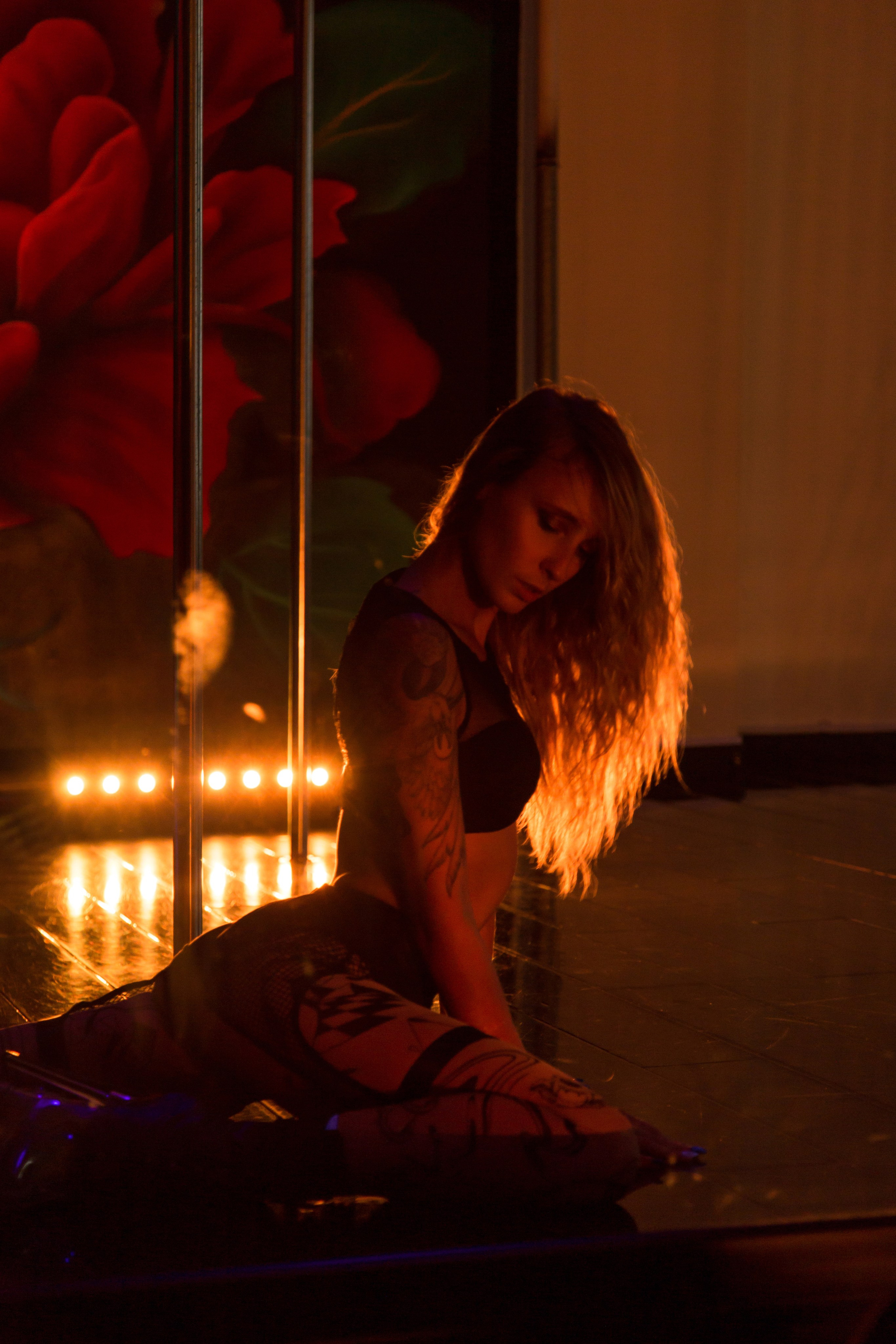 идеи для фотосессии с пилоном на фоне красного дракона