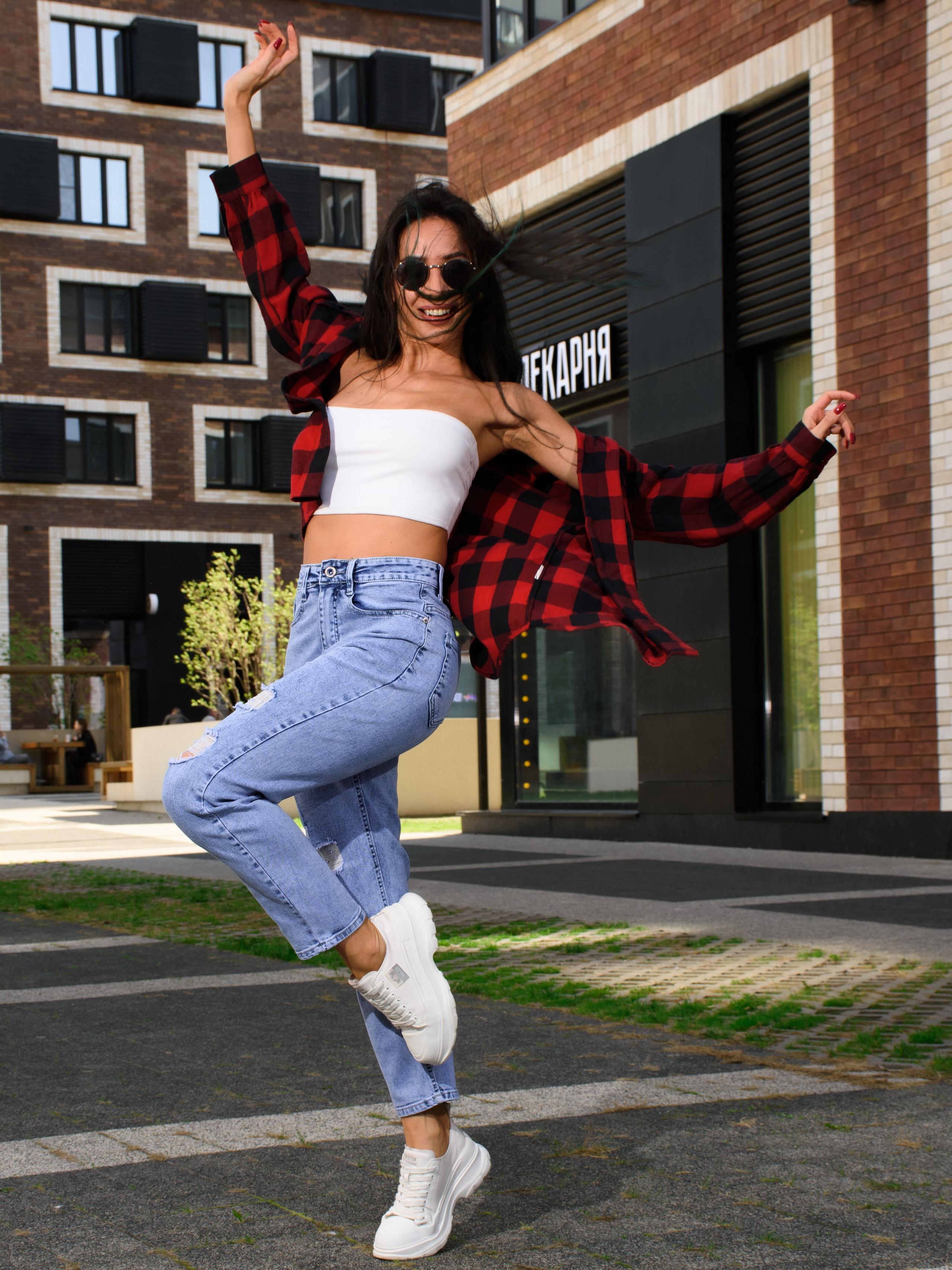 Фото с Юлей на улице. Gramy-studio: фото, видео, инфографика и 3D визуализация для маркетплейсов