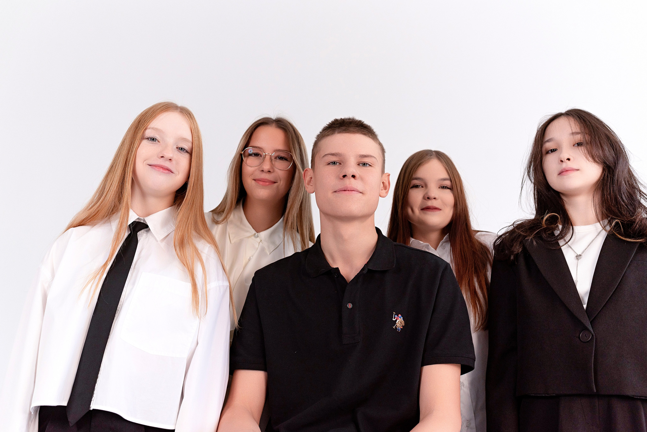 Фотосессия 9 класса в студии Circle для выпускных альбомов в Сургуте