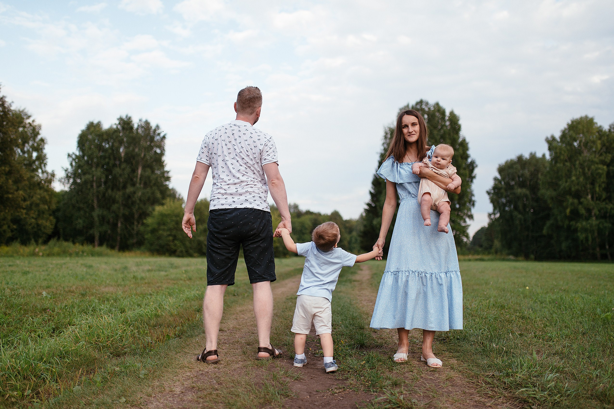Уличная семейная фотосессия в парке. Семейный фотограф Дарья Едапина Новосибирск. Фотограф Дарья Едапина Новосибирск