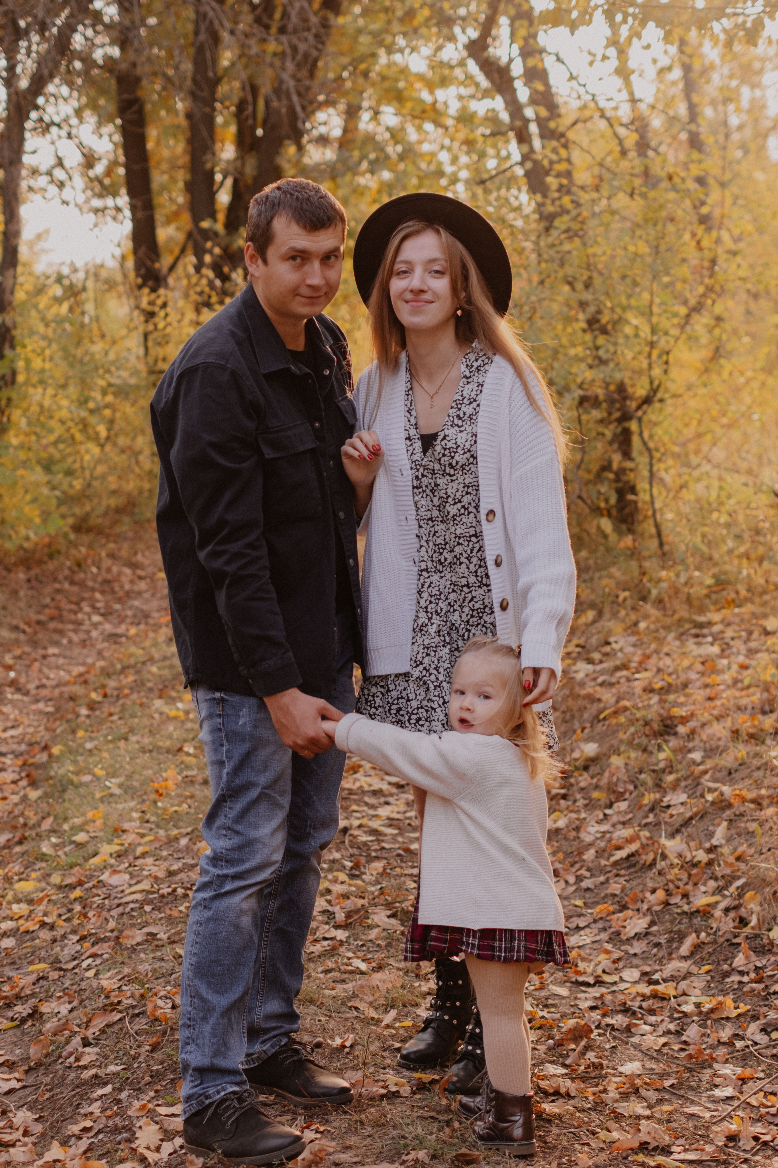 Осенняя прогулочная фотосессия Ксюша + Саша + Кира. Свадебный и семейный фотограф г. Волгоград Биленко Ангелина