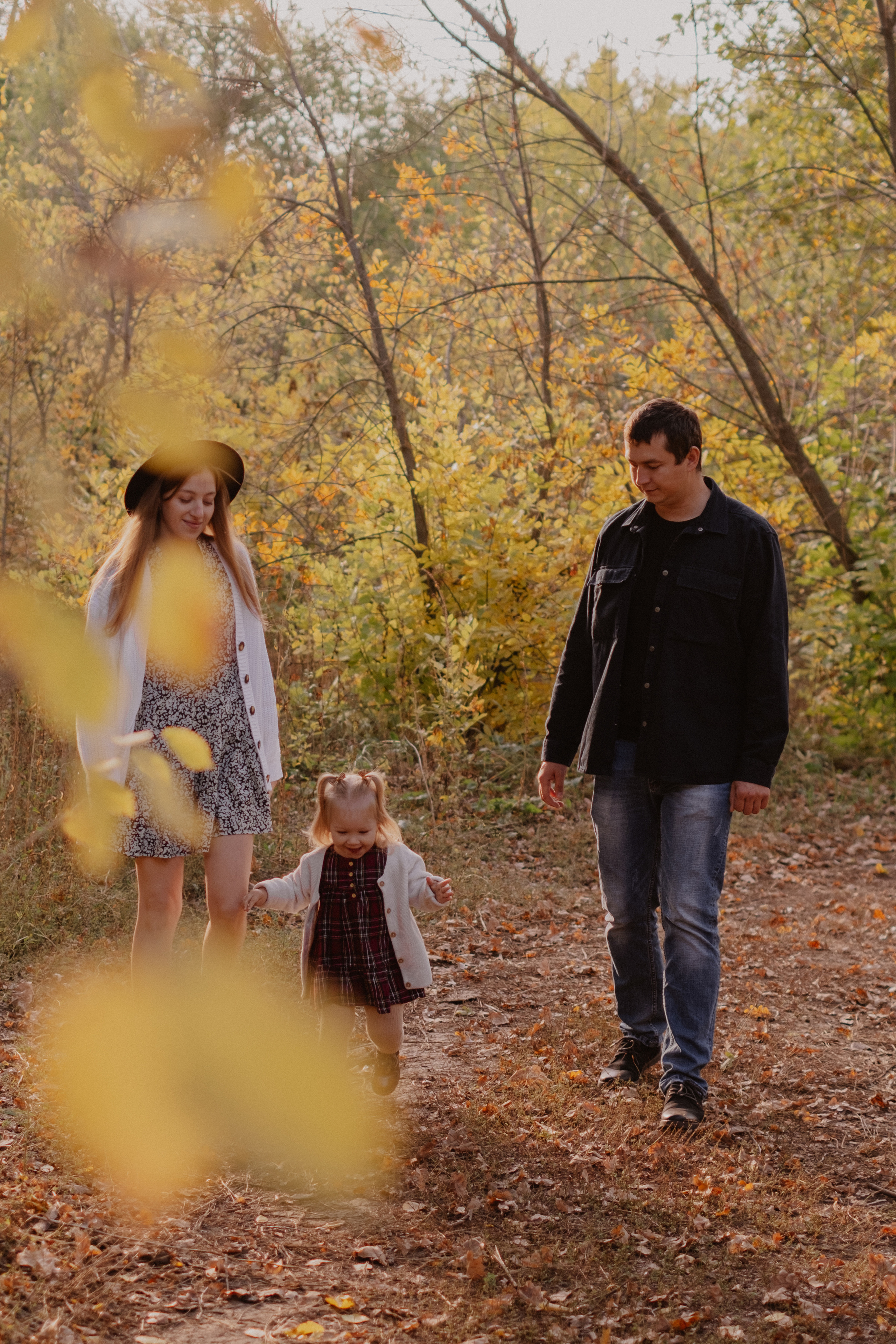 Осенняя прогулочная фотосессия Ксюша + Саша + Кира. Свадебный и семейный фотограф г. Волгоград Биленко Ангелина