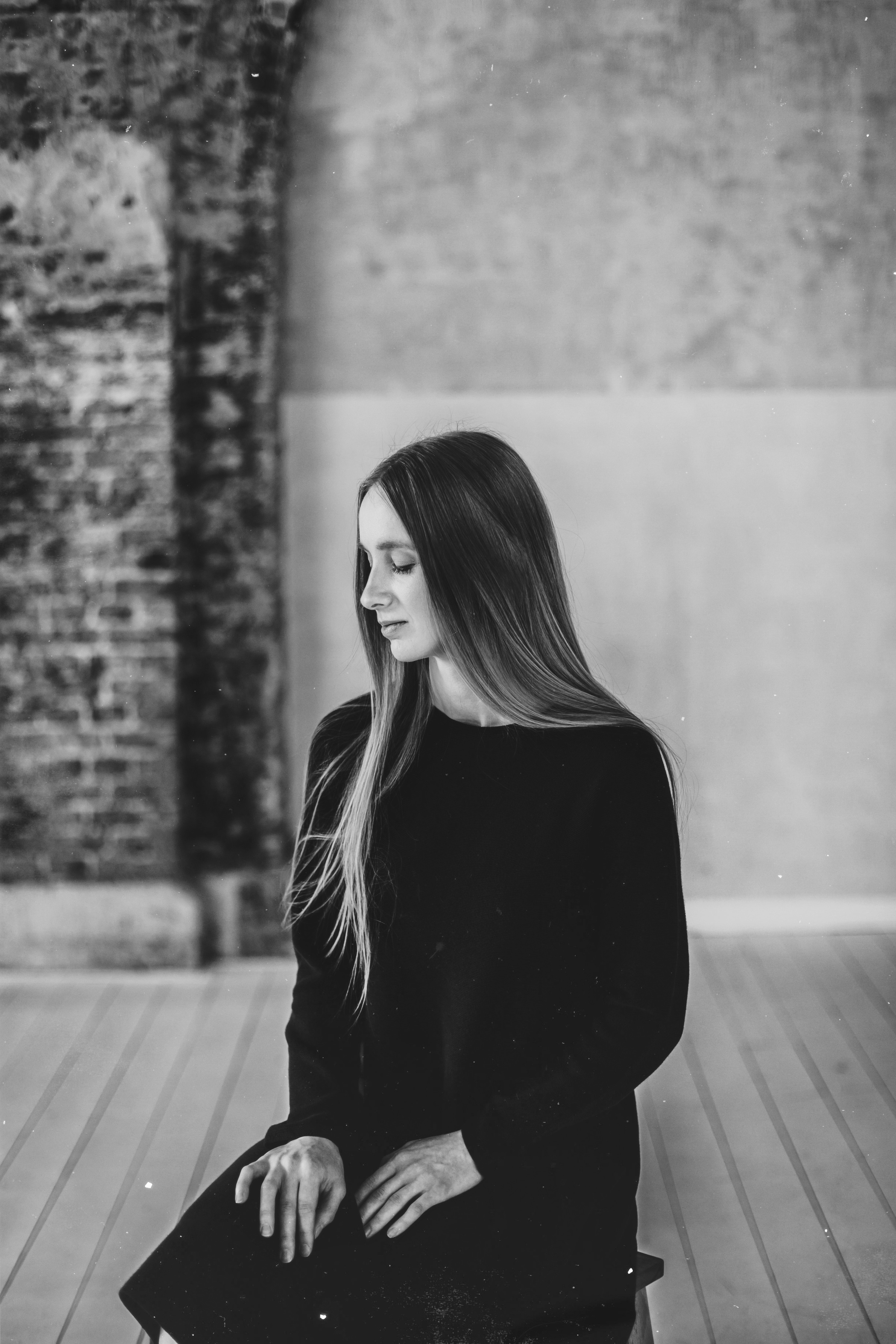 портрет сидящей девушки с закрытыми глазами