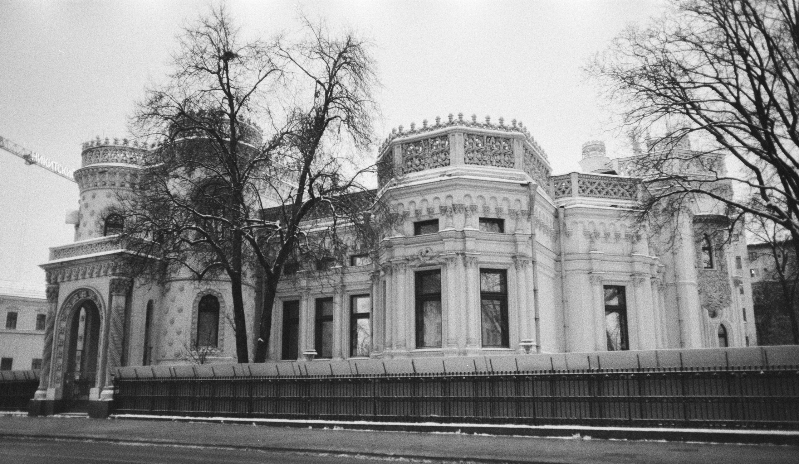 Воздвиженка / Voigtlander Bessa-T — Ultron 28 mm f2 / Fomapan 400 BW