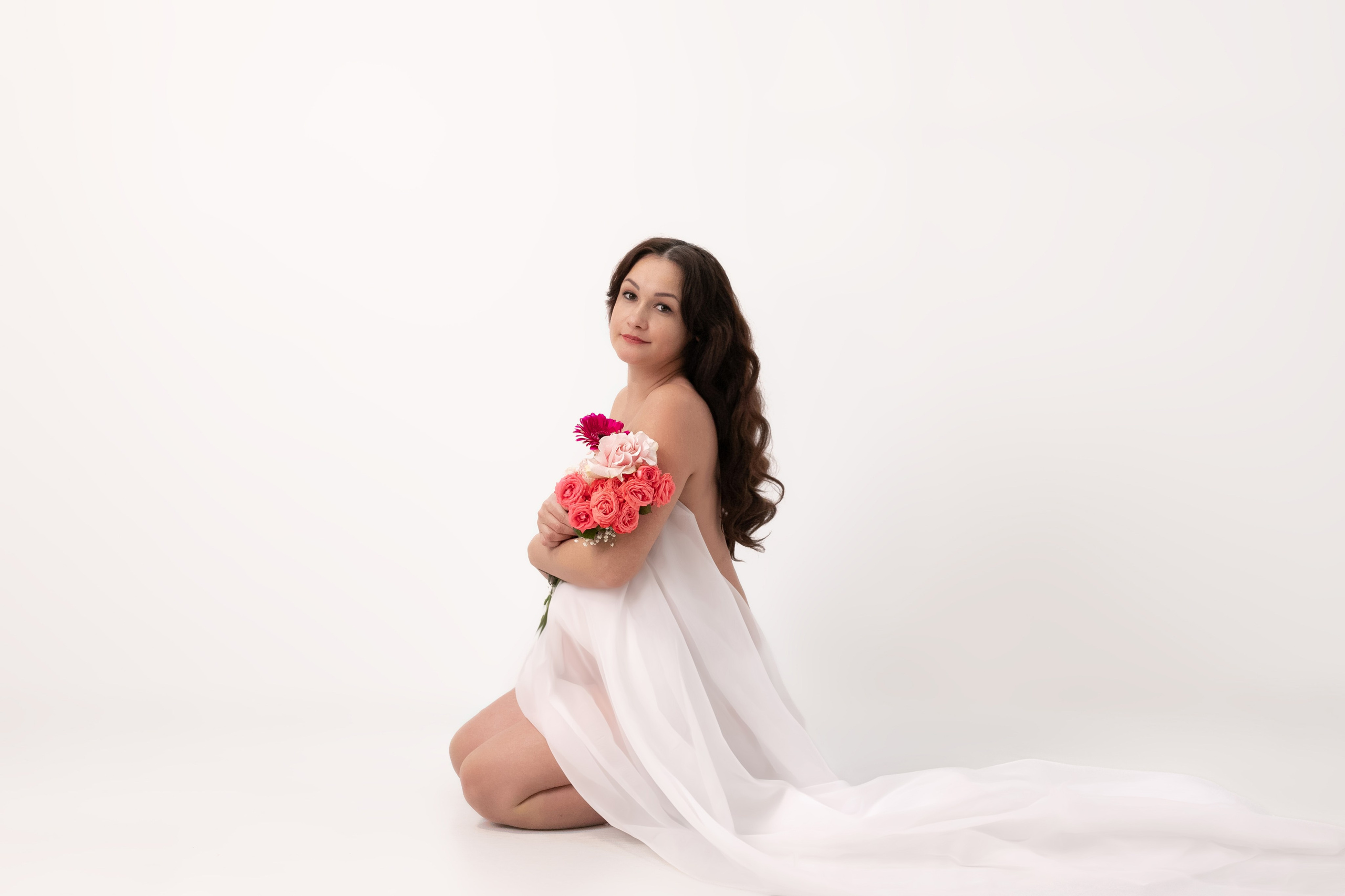 Ожидание малыша. Беременность. Циклорама. Белый фон. Фотограф Кравченко Юлия. Энгельс