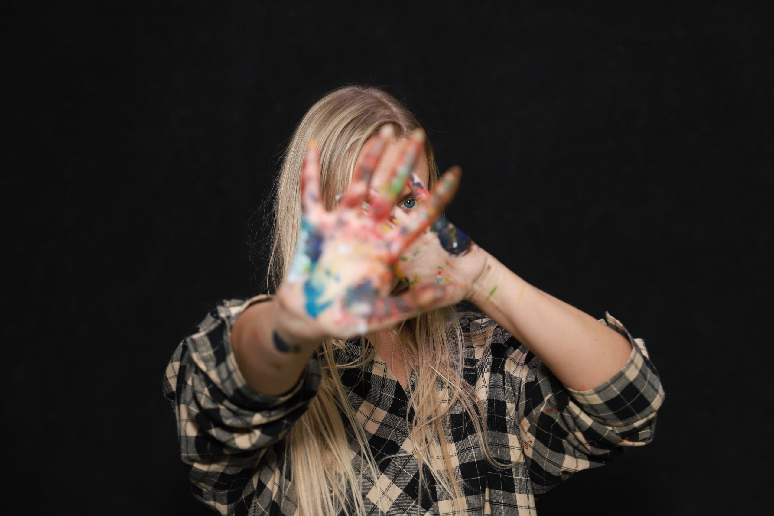 Младшие с красками. Фотограф Юлия Мальцева