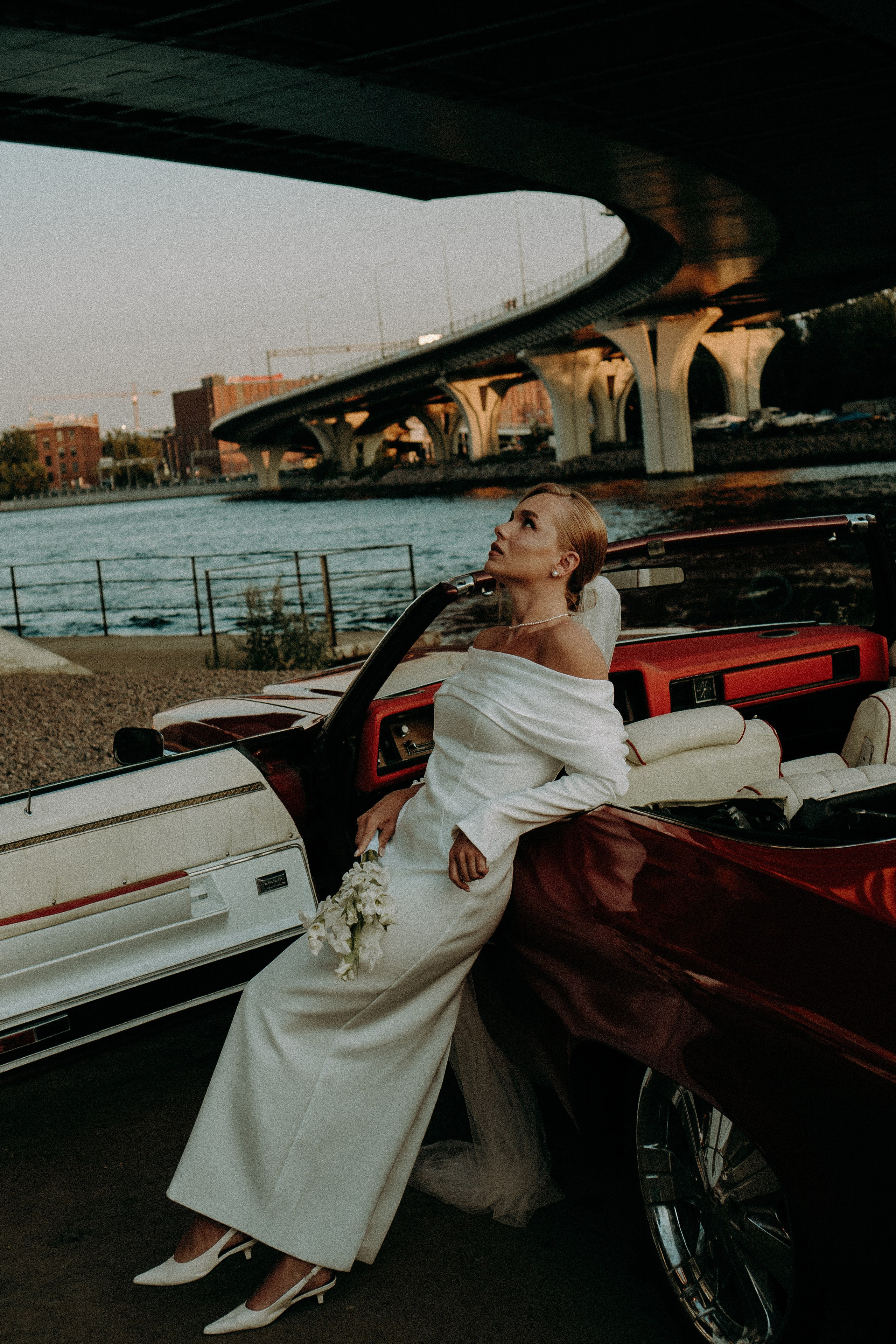 СВАДЕБНАЯ СЬЕМКА ВОЗЛЕ МСОТА БЕТАНКУРА НА КАБРИОЛЕТЕ. Профессиональный фотограф, Санкт-Петербург — Виктория Богомолова