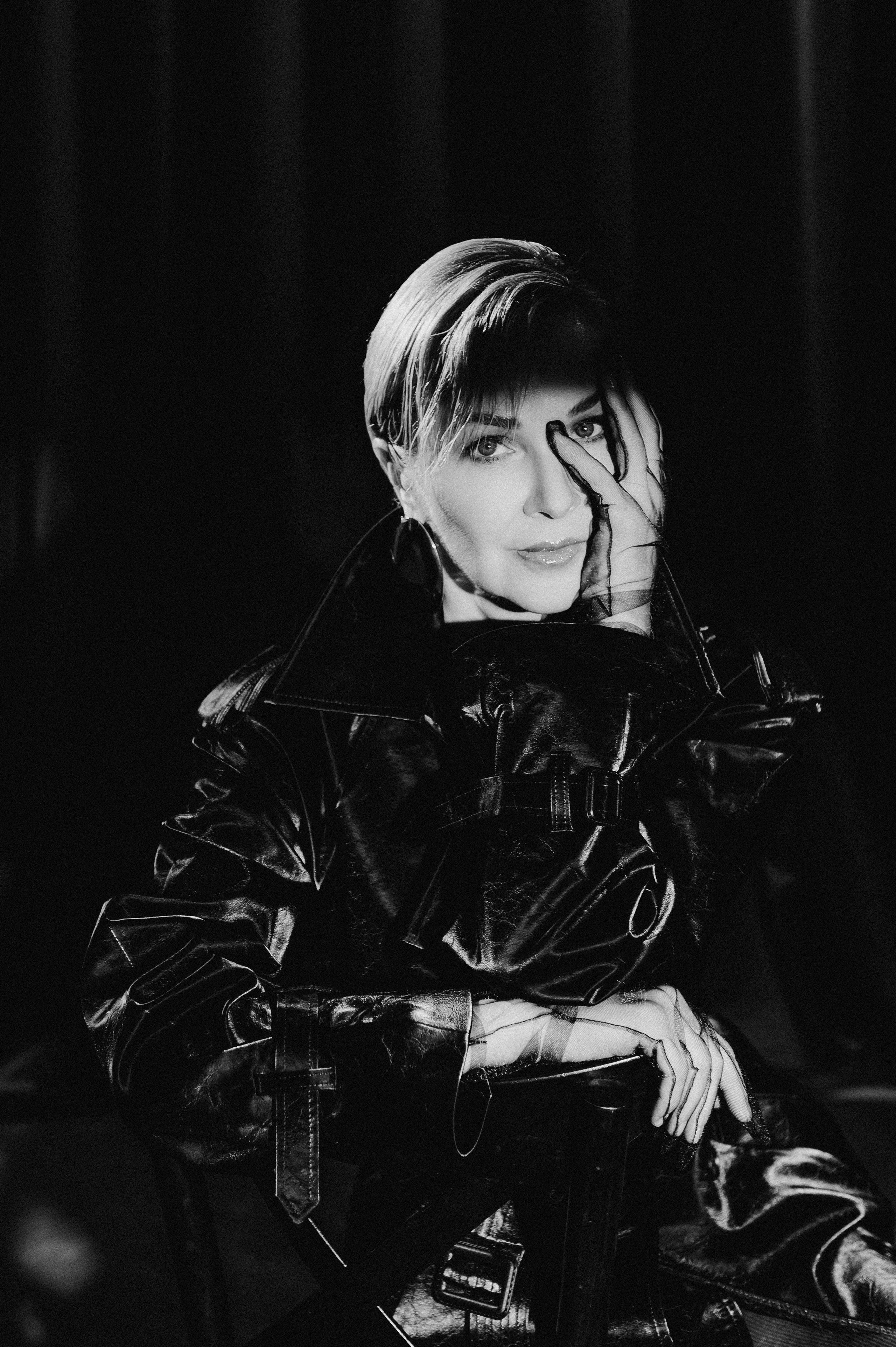 Чёрно-белая фэшн-фотосессия в Москве — портрет модели в чёрном образе в студии