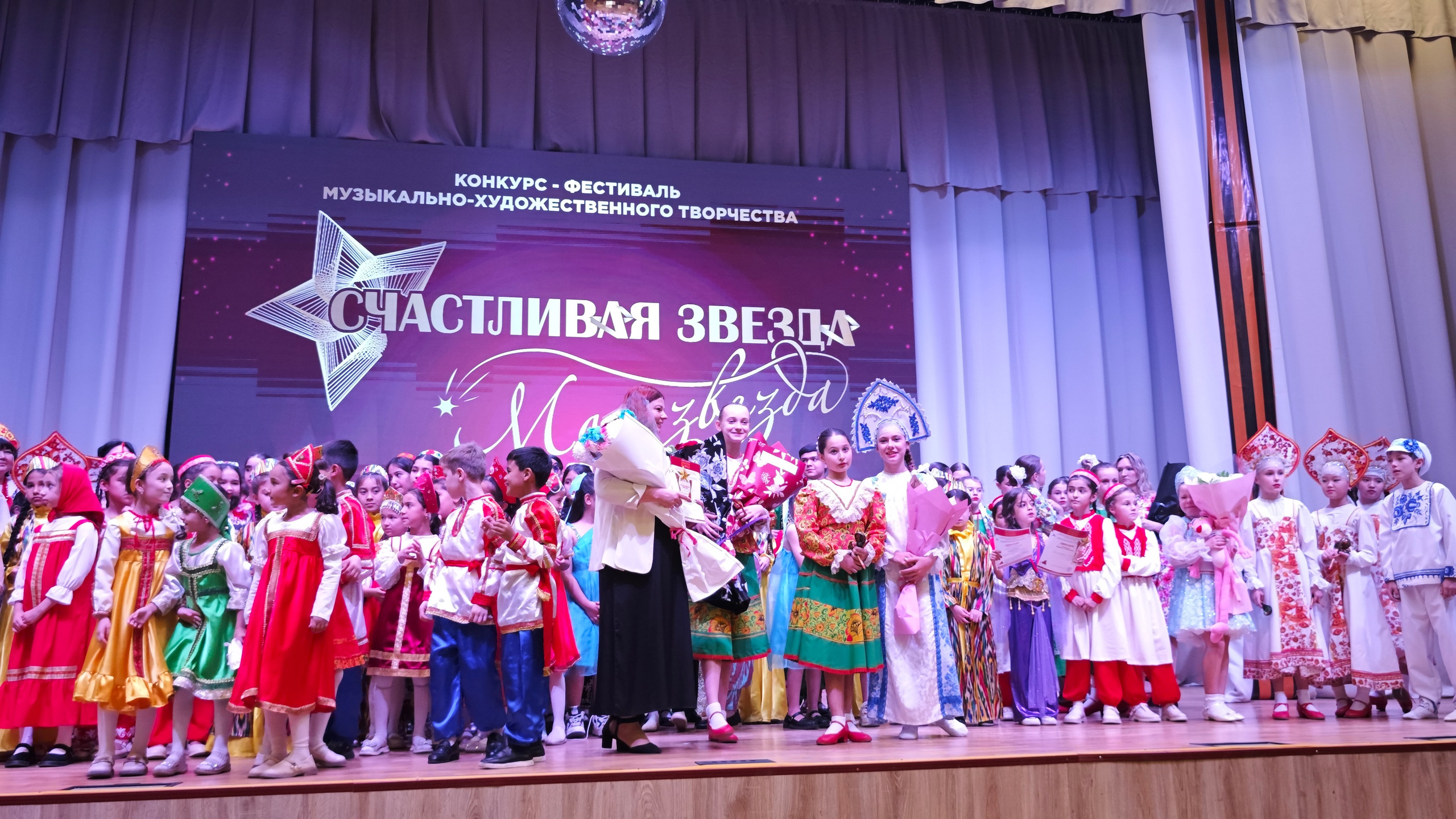 1 ноября 2025 г, г. Бохтар, Таджикистан. Золотое яблочко