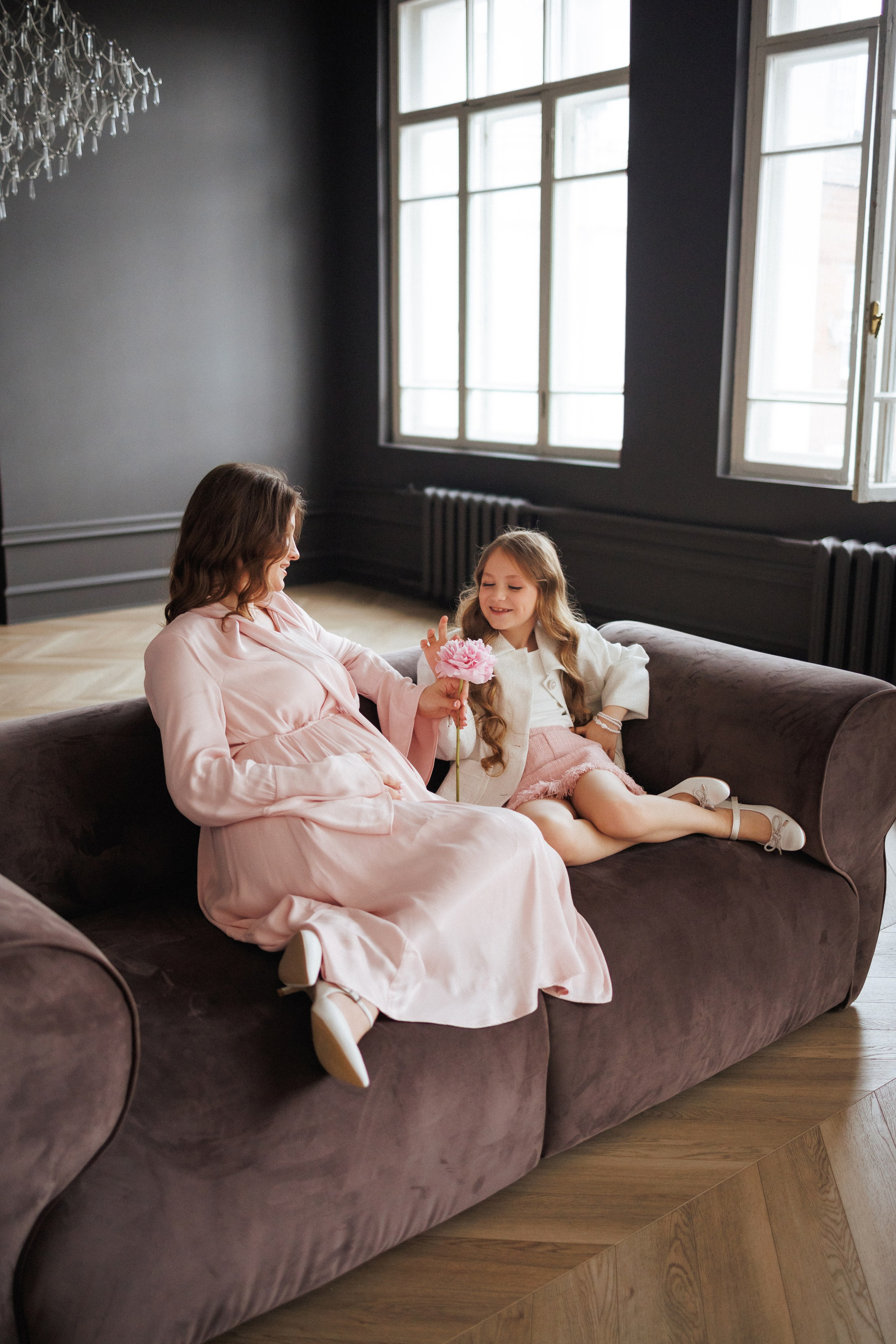 Семейная фотосессия для мамы и дочки в фотостудии «Париж», город Краснодар. Семейный и детский фотограф в Краснодаре Анна Трашкова