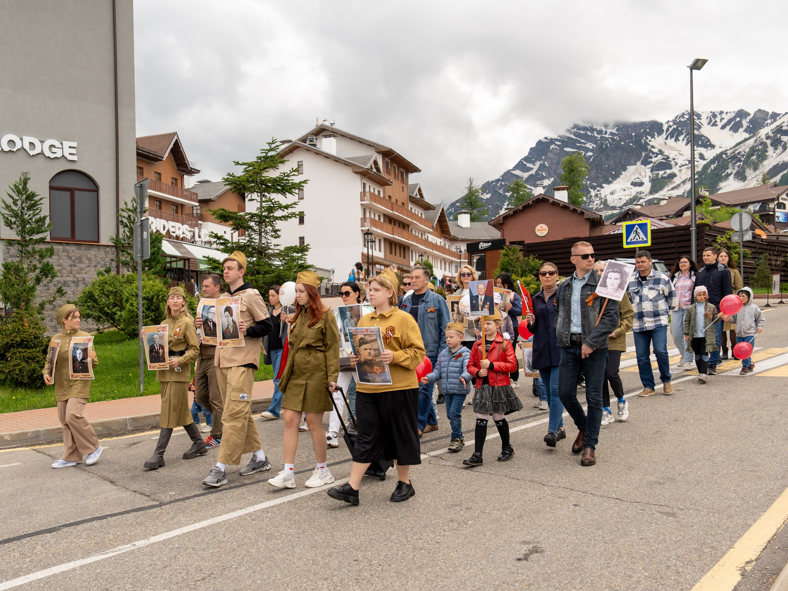 Шествие бессмертного полка 9 мая 2024 Rosa Springs. Репортажный фотограф в Красной Поляне и Сочи Павлюченко Екатерина