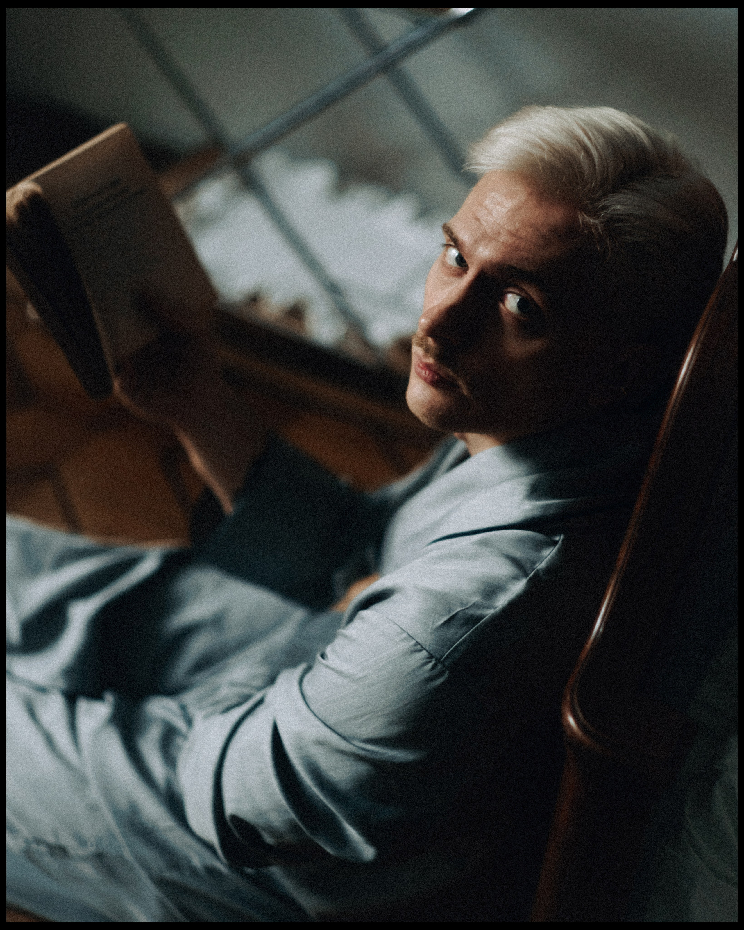 Портретная фотосессия мужчины в квартире в москве