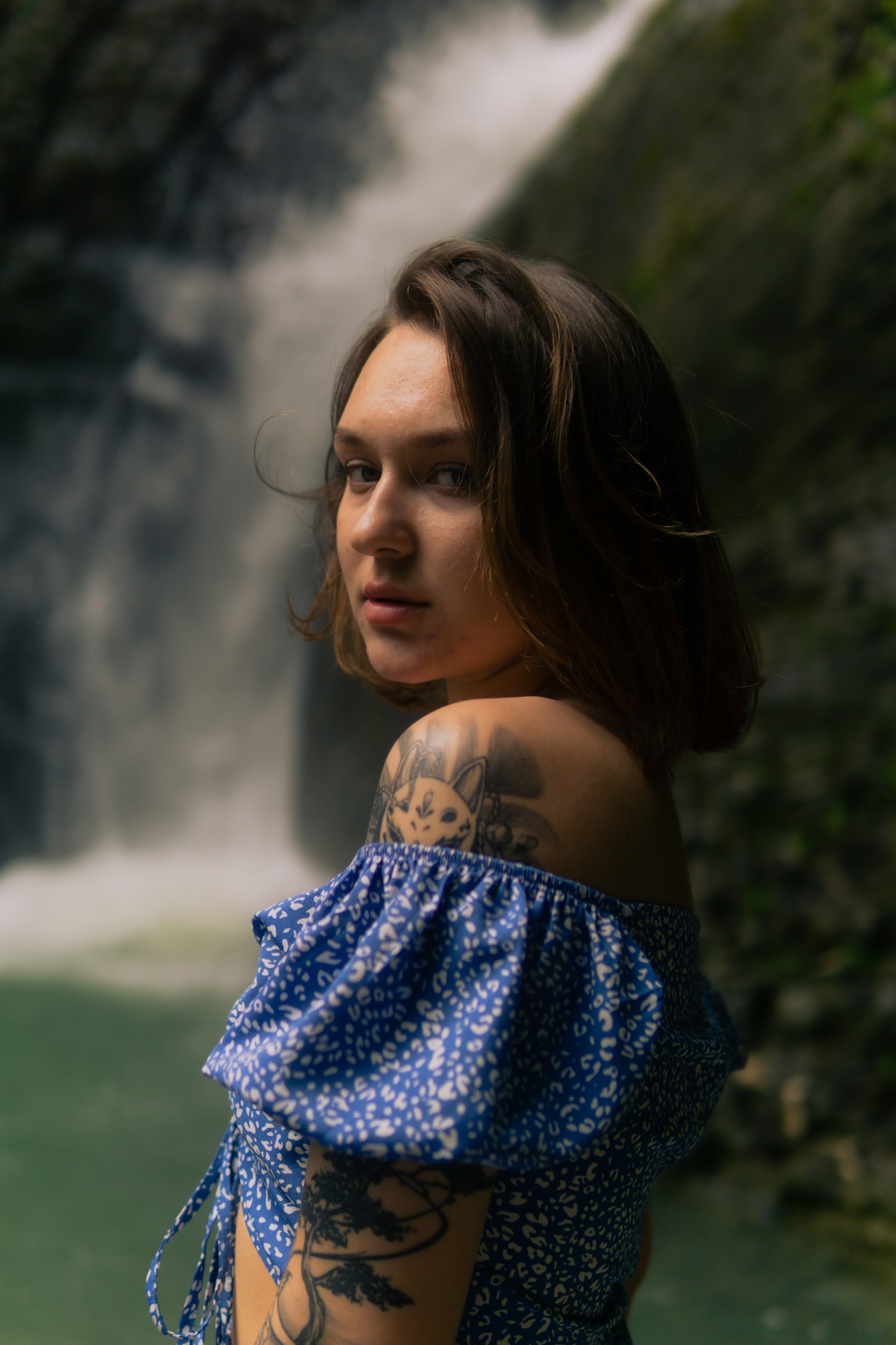 Алина на водопаде. Главная