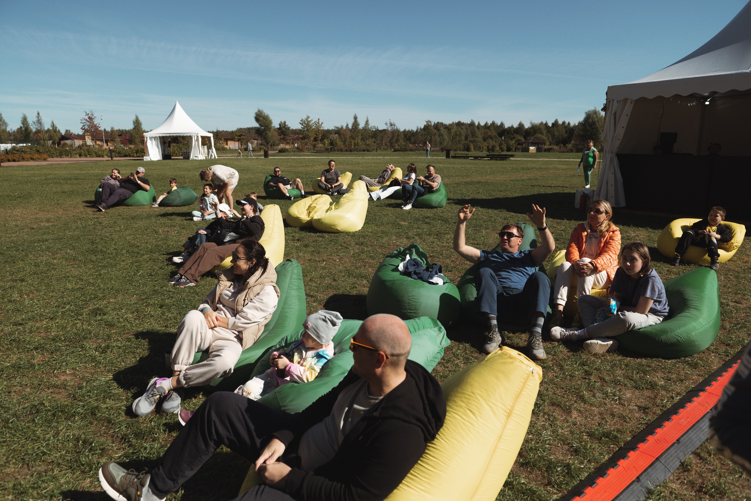 Фестиваль «Широта» и показ в «Азимут» Переславль-Залесский. Фотограф Москва Настя Профотовна. Репортажные, свадебные и контент фотосессии