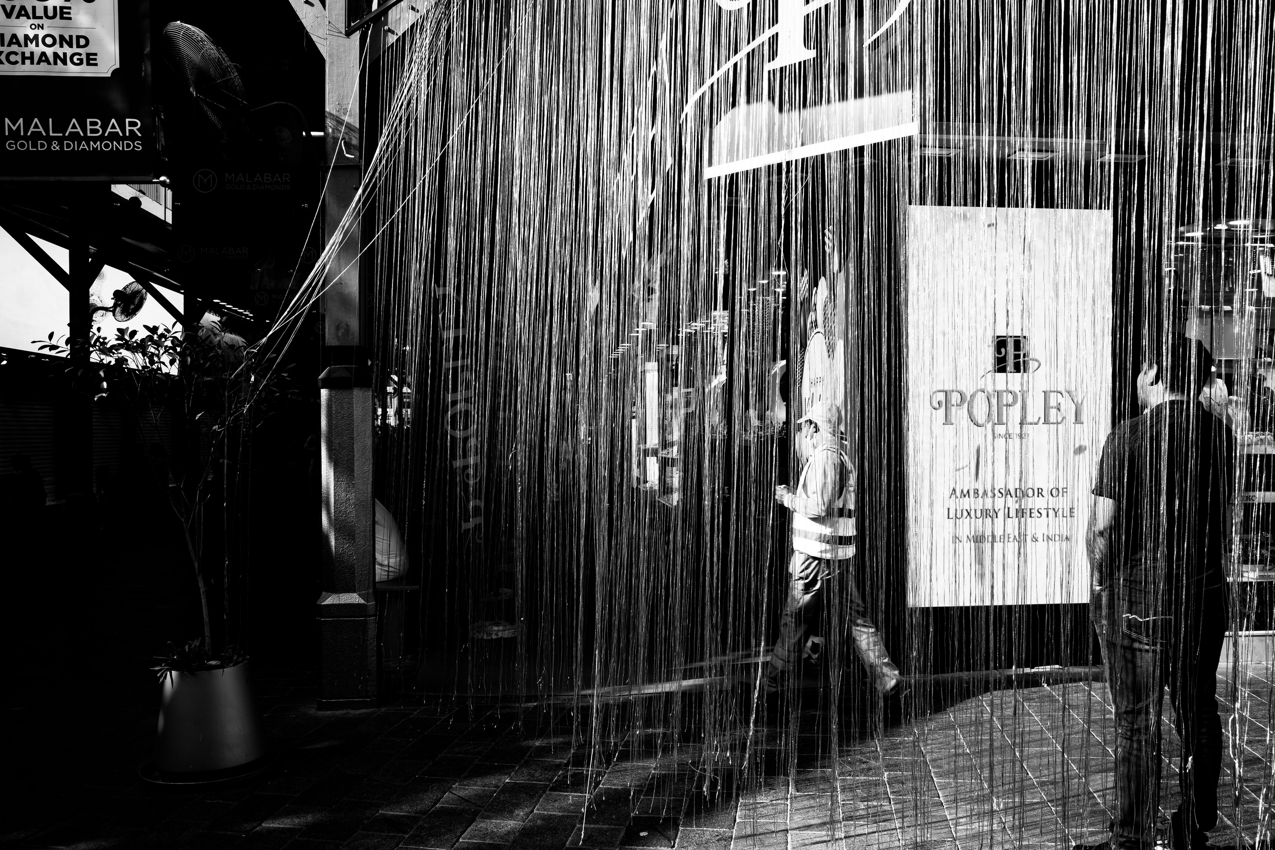 Уличная занавеска из спадающих нитей на рынке специй в Дубае