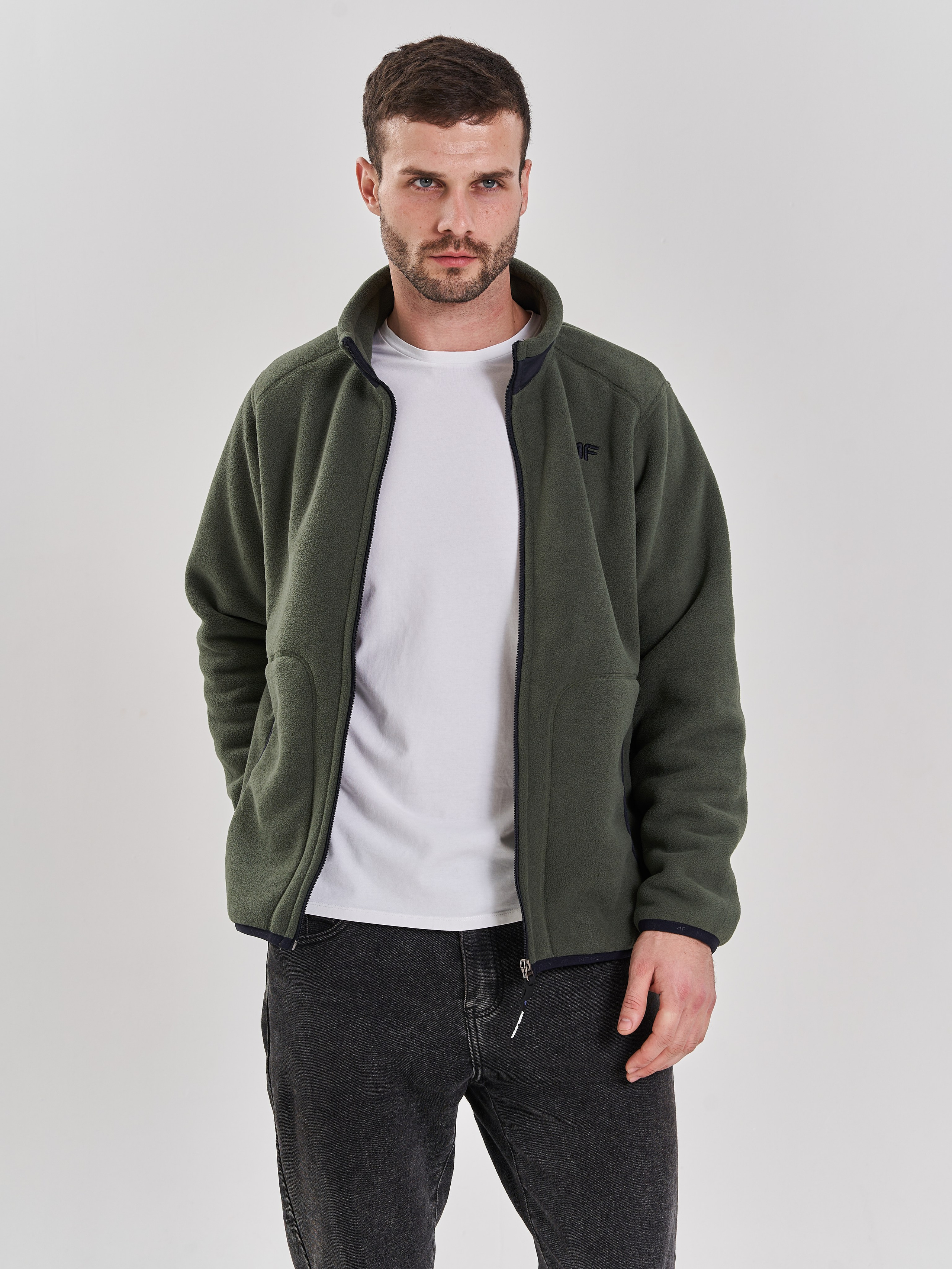 Мужские кофты. Фотограф для маркетплейсов в Москве