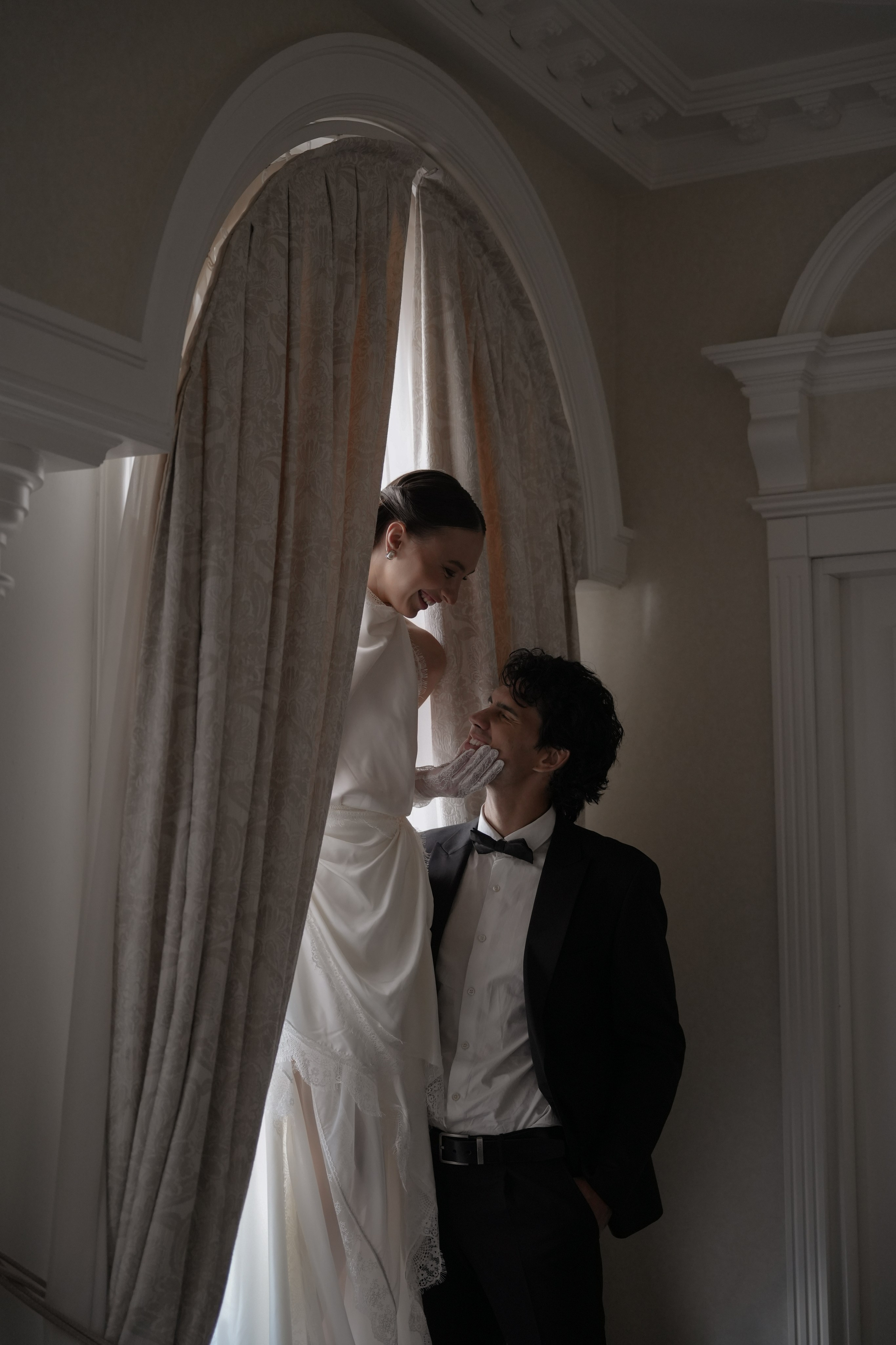 Свадебная фотосессия утра невесты и жениха в отеле Амбассадори