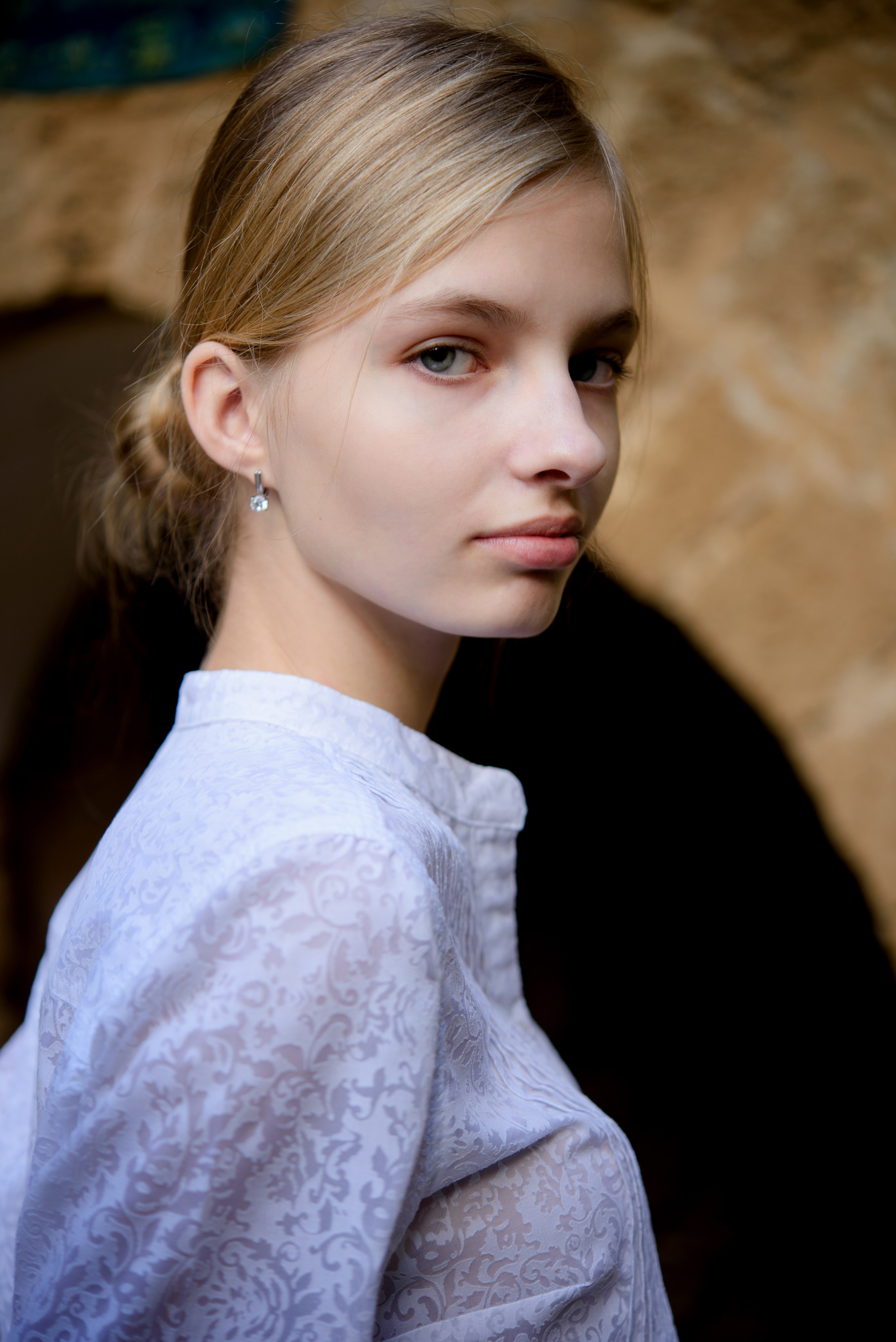 Девочка подросток на фоне старой стены 