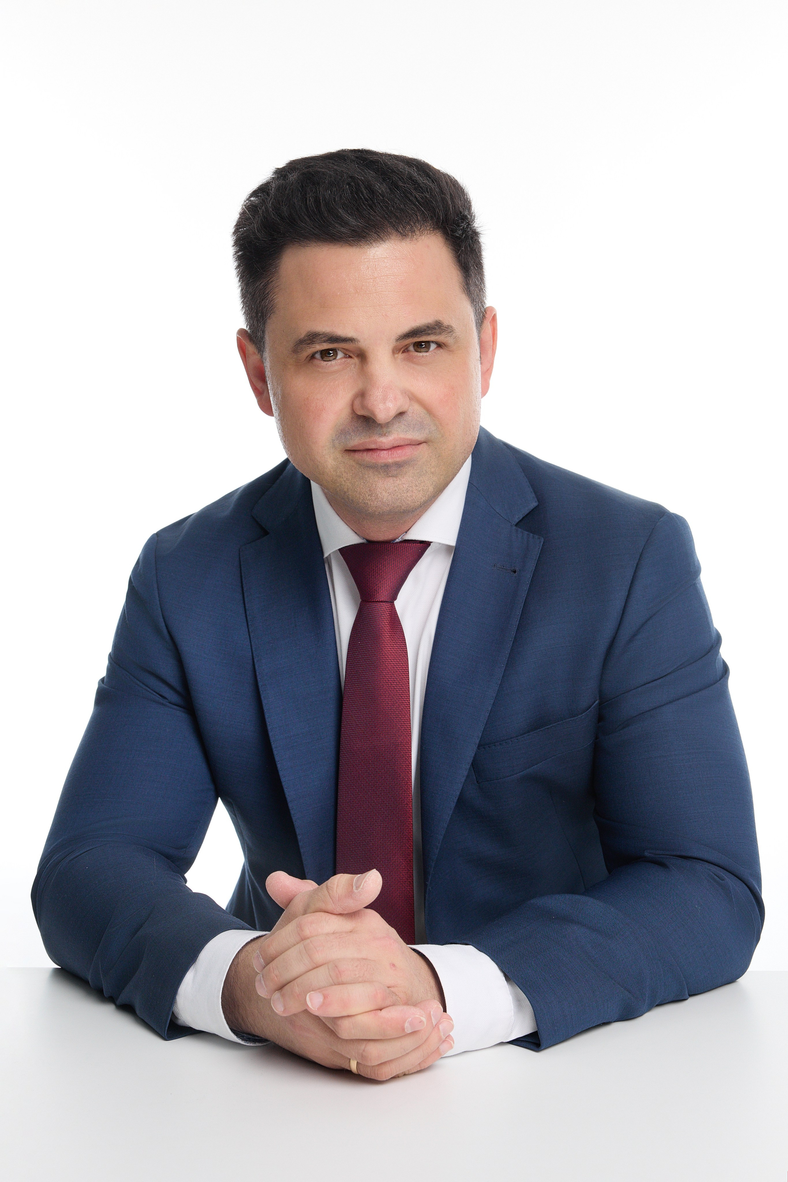 Деловой портрет мужчины в пиджаке за столом