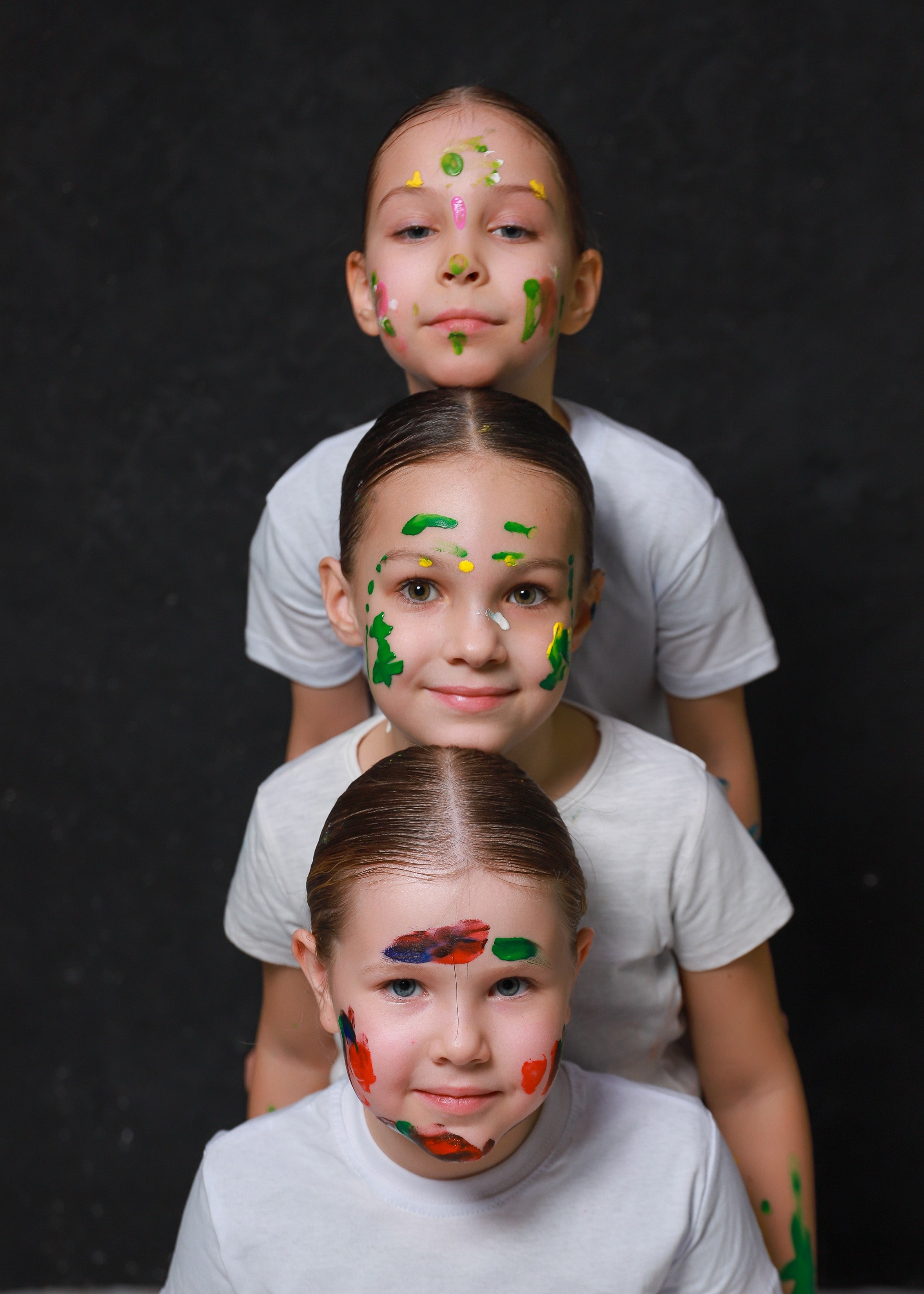 Младшие с красками. Фотограф Юлия Мальцева