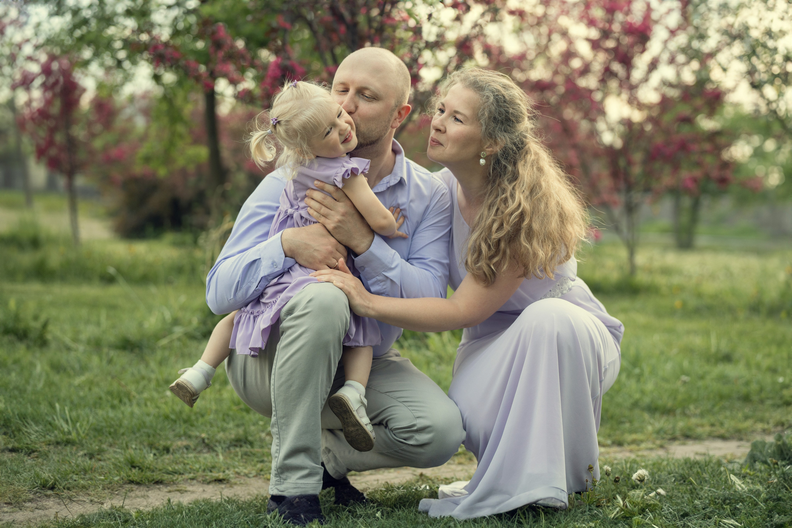 Семейная фотосессия в весеннем цветении сада