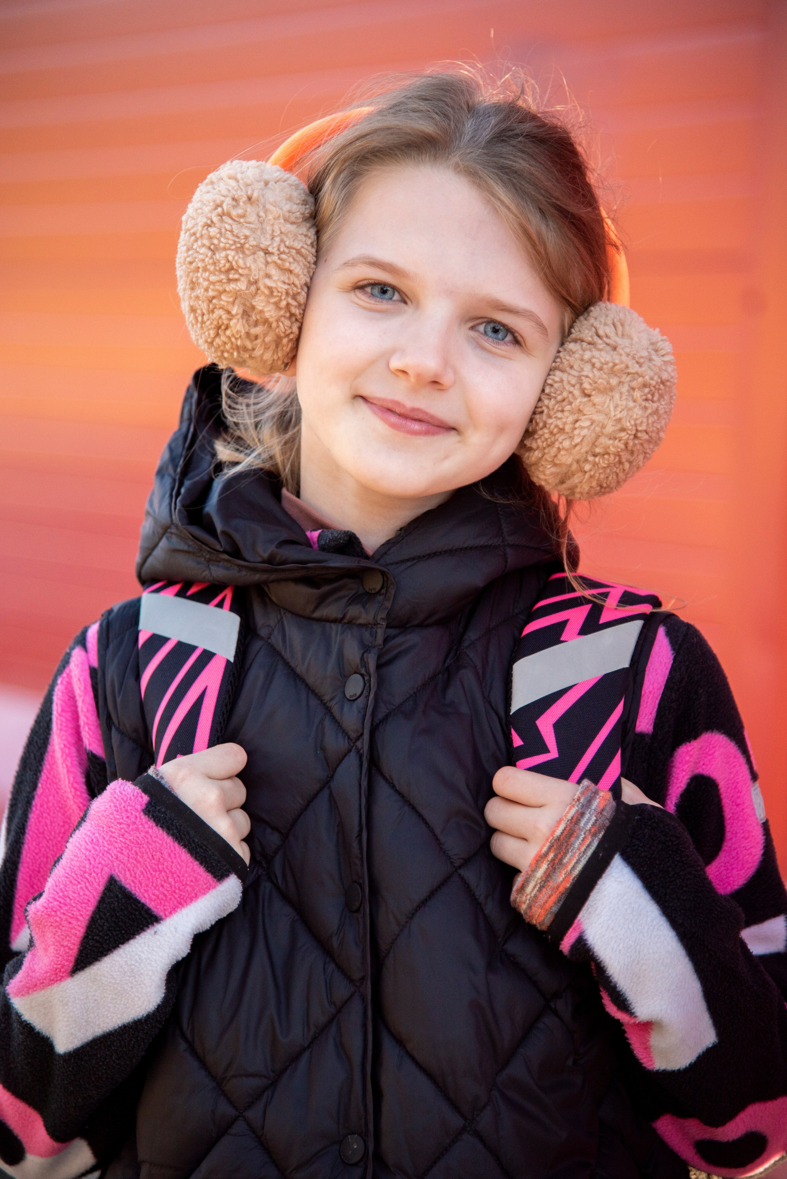 Портет девочки в наушниках