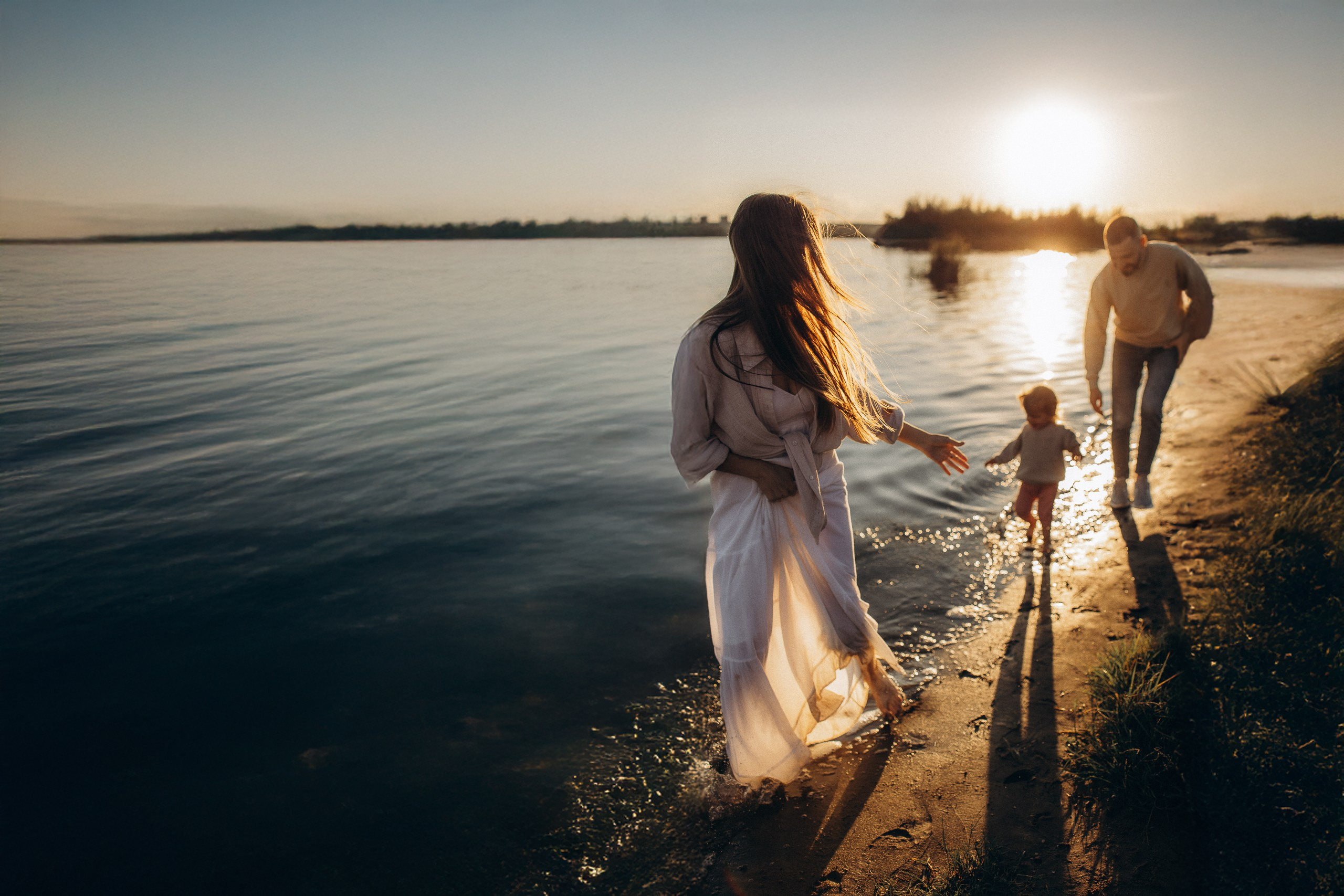 Семейная фотосессия на пляже в лучах заката