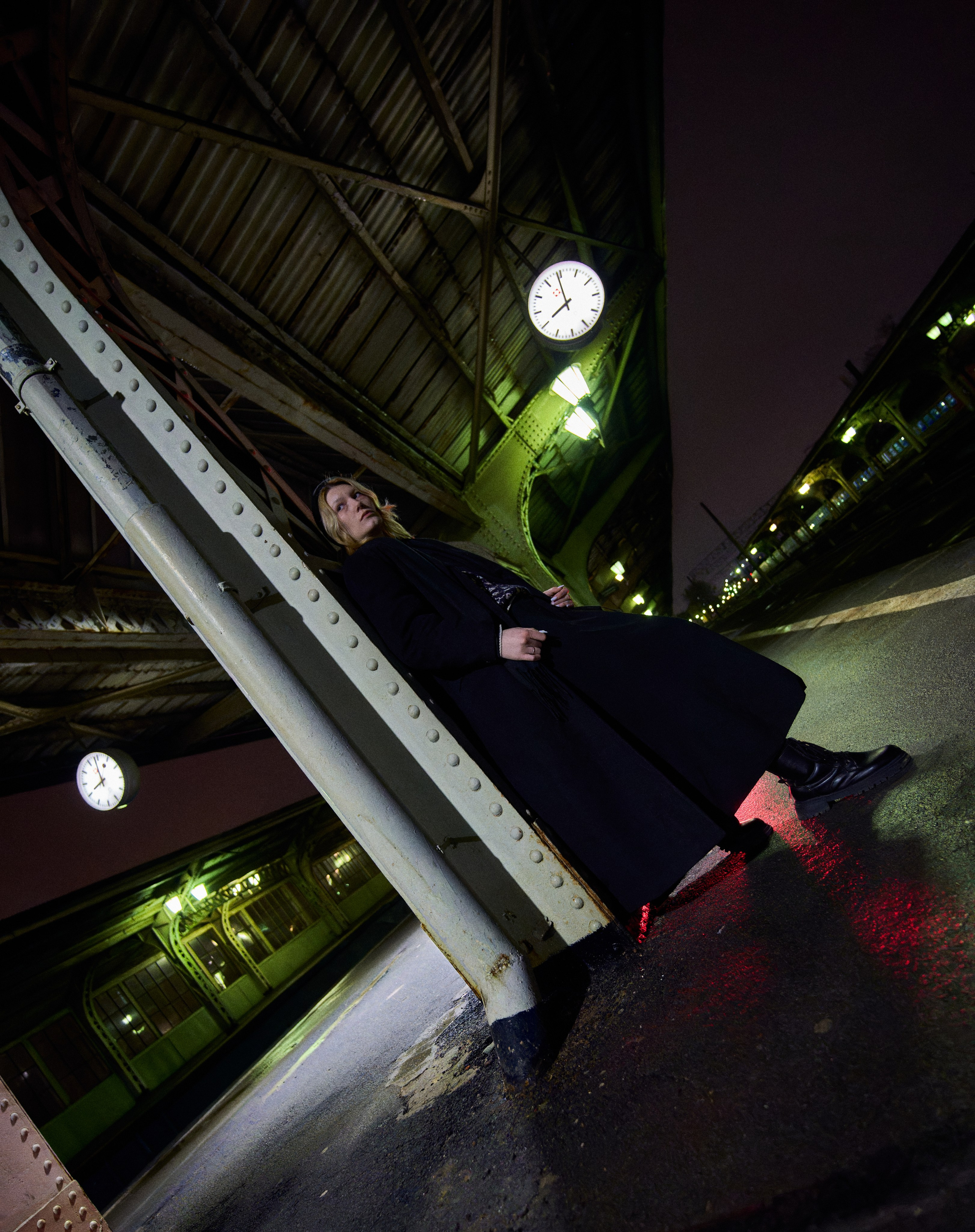 Портрет девушки на вокзале 