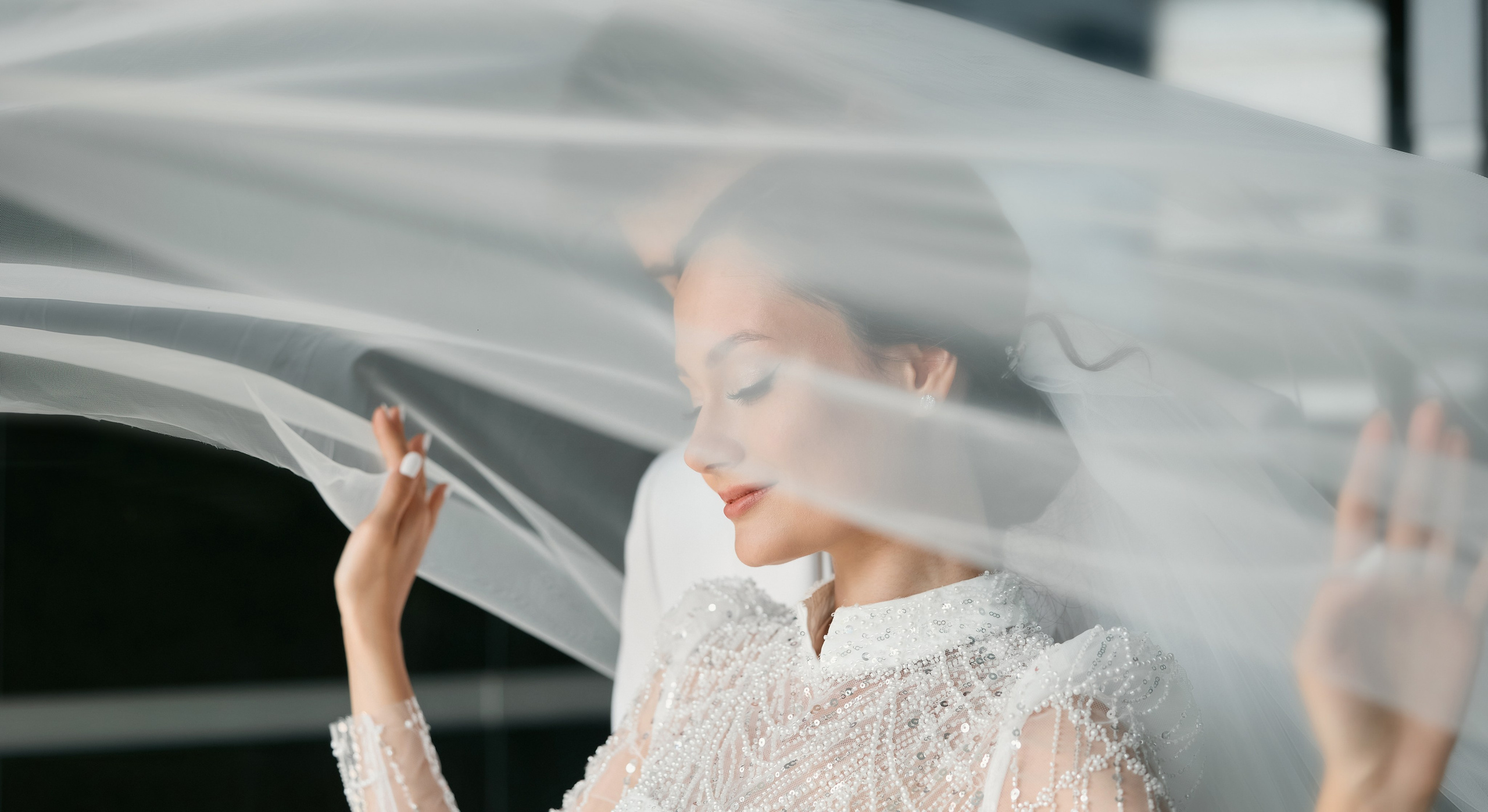 Аяз и Аделя. Свадебная фотосессия душевной пары в белых одеяниях на белых одеялах…. Мое имя Раиль. Я репортажный фотограф в Казани, так же мой любимый жанр — свадебный фотограф