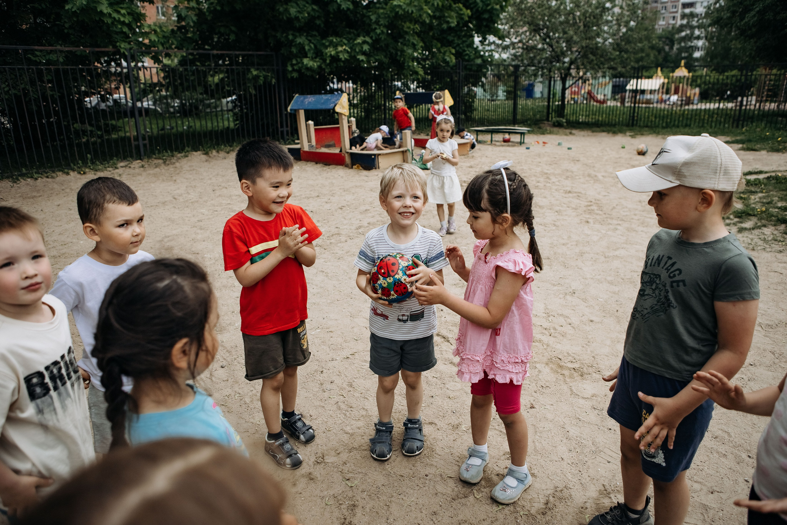 Съемка в саду, лето. Свадебный семейный фотограф в Санкт-Петербурге СПб Евгения Гинзбург