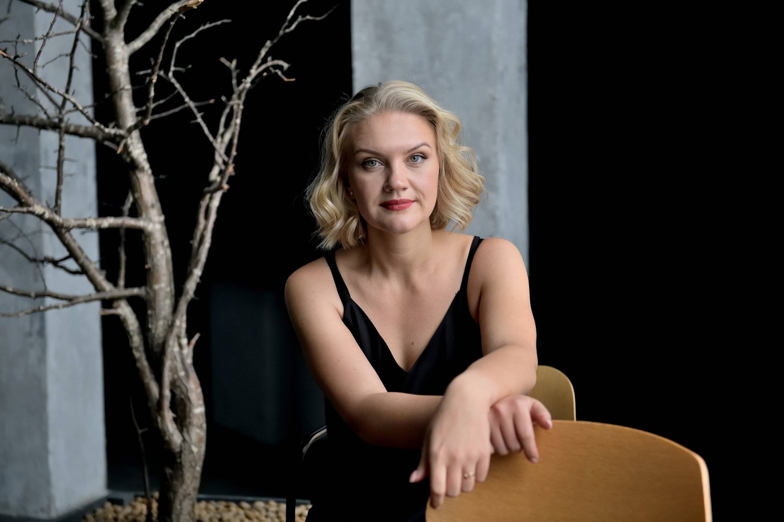 Девушка в стиле Мэрилин Монро на съемке в студии.