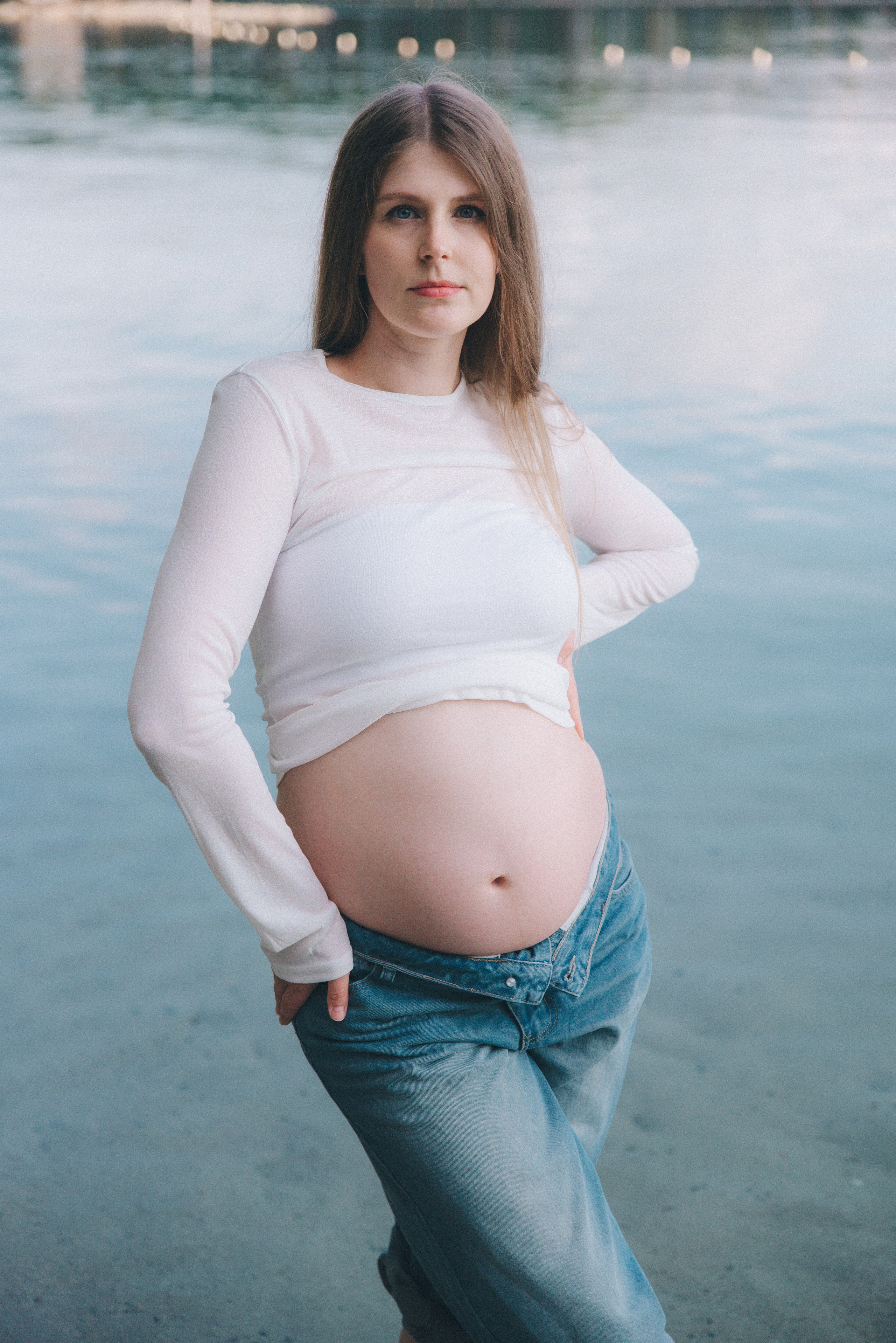 портрет девушки на озере