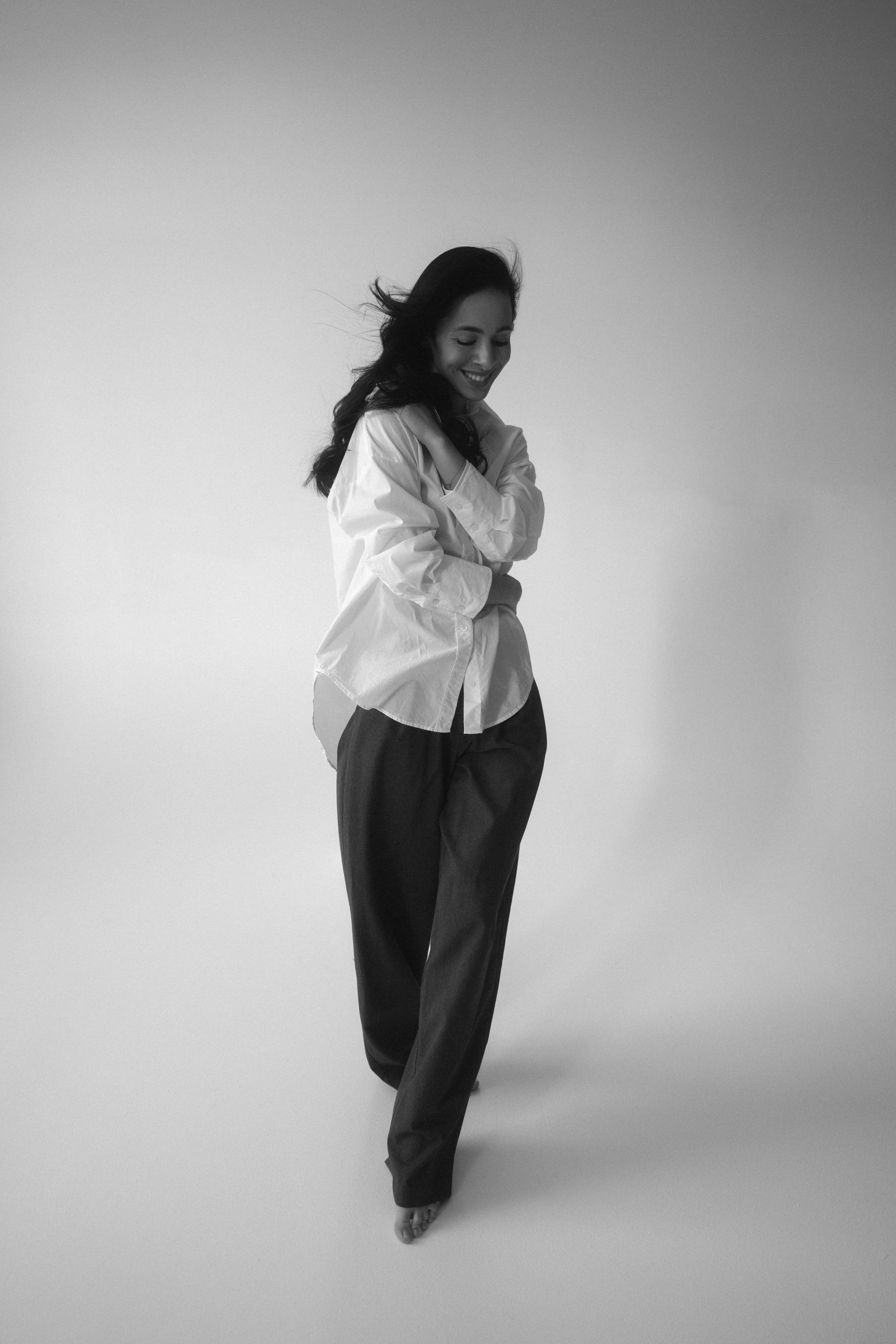 Женская портретная чб фотосессия в студии на циклораме в Казани